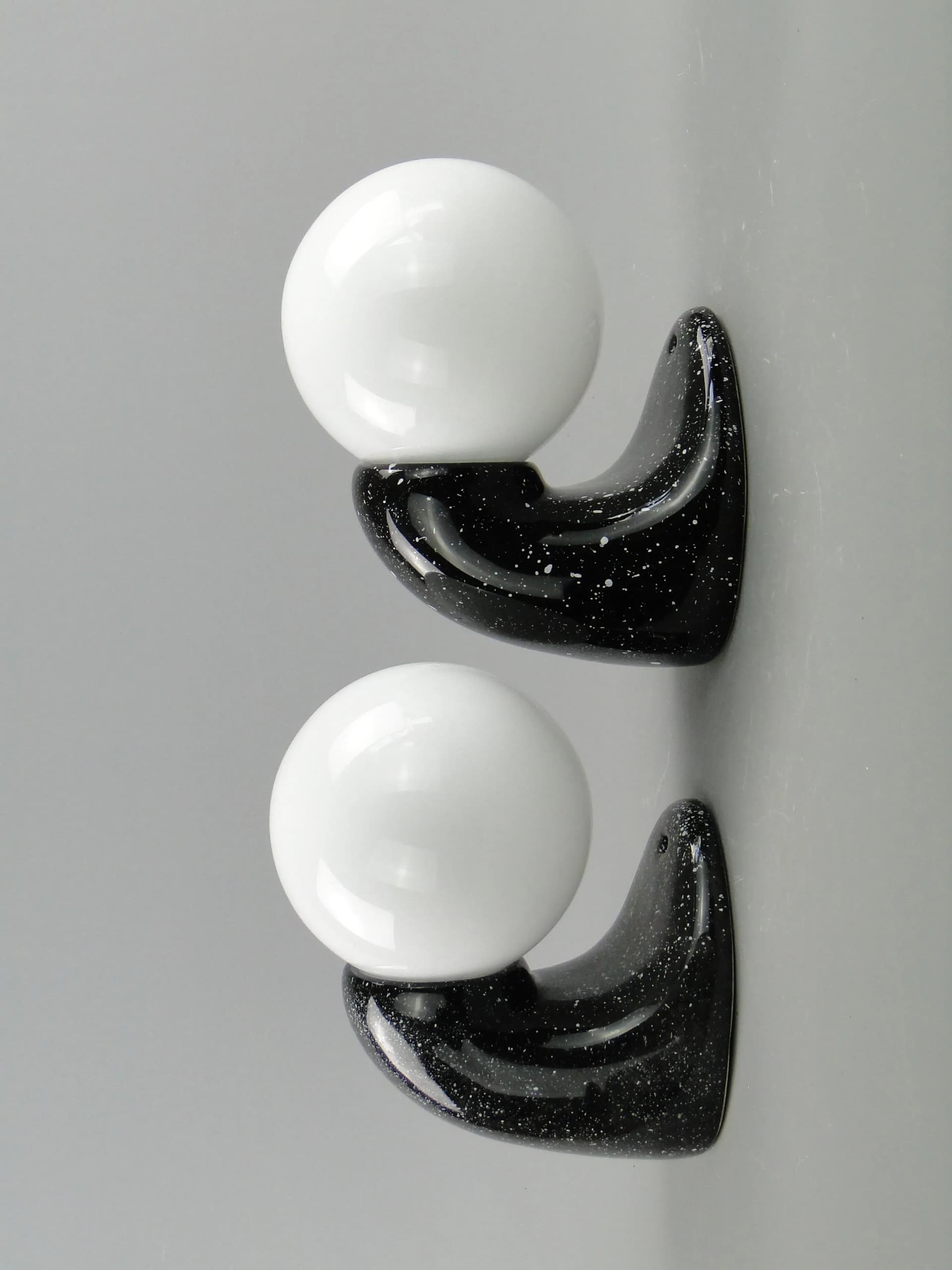 Para kinkietów Space Age, ceramika czarna, szkło białe, Polska, lata 70. - 162786