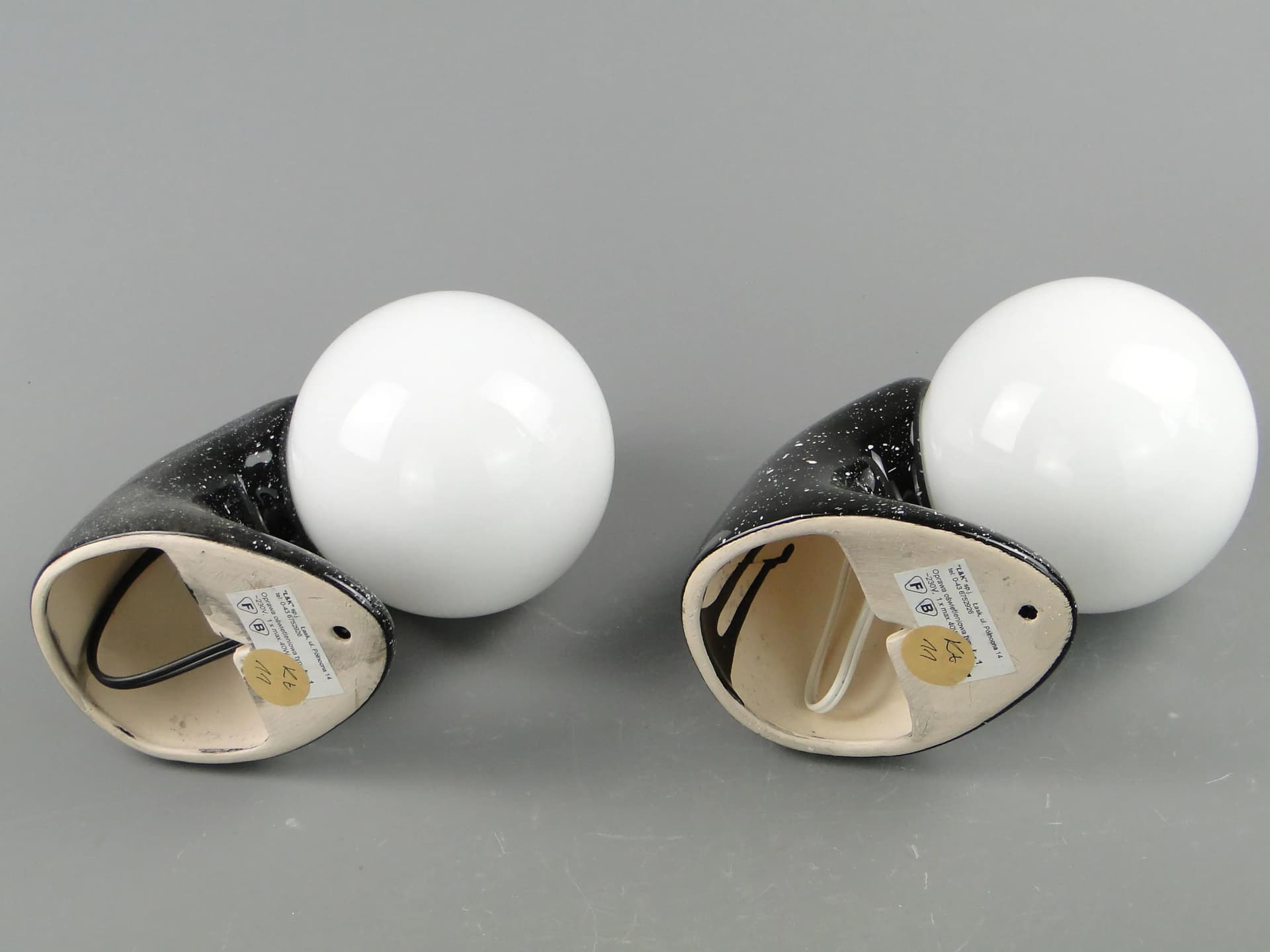 Para kinkietów Space Age, ceramika czarna, szkło białe, Polska, lata 70. - 162787