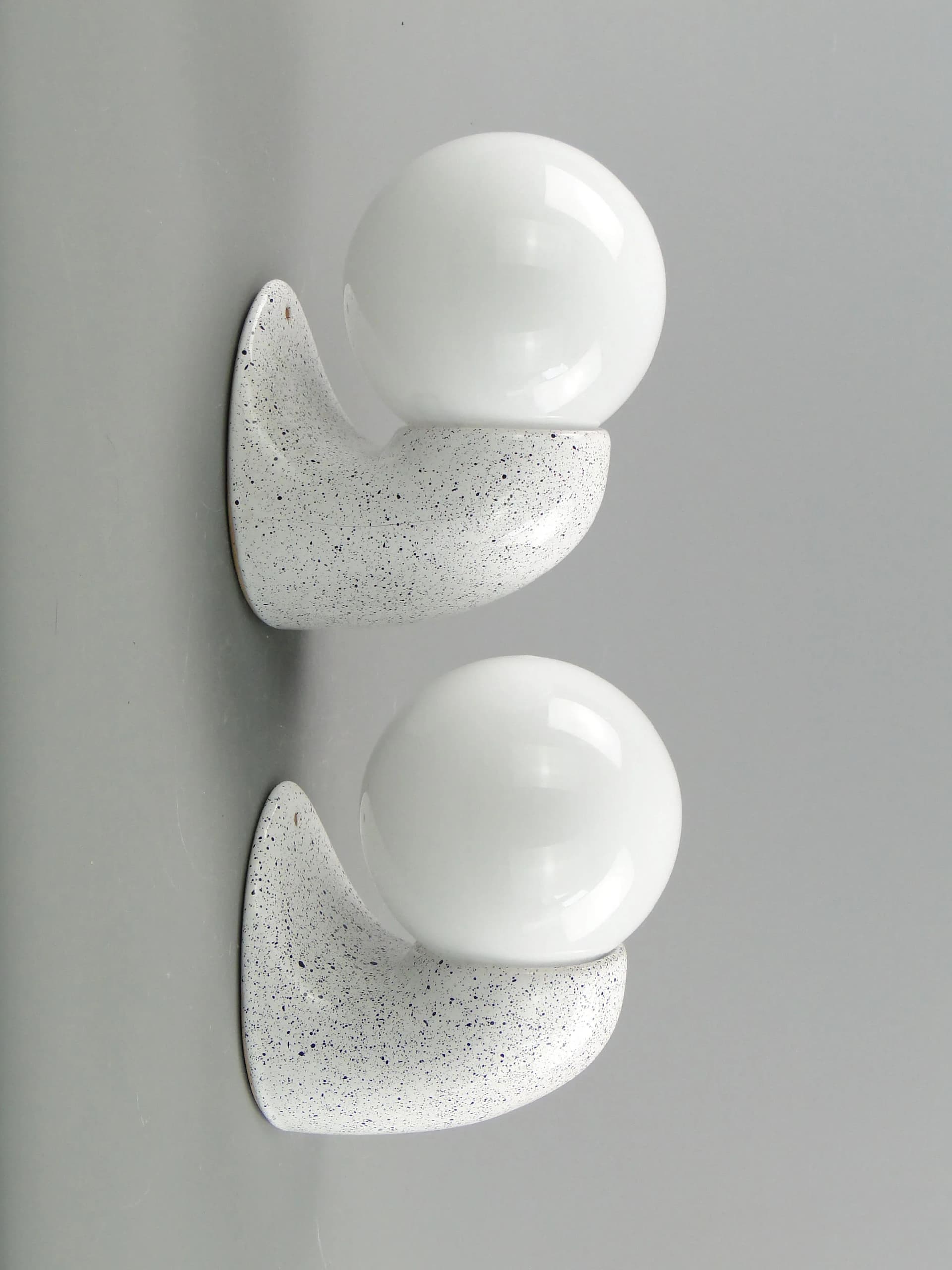 Para kinkietów, biały, ceramika i szkło, Polska, lata 70. - 162391