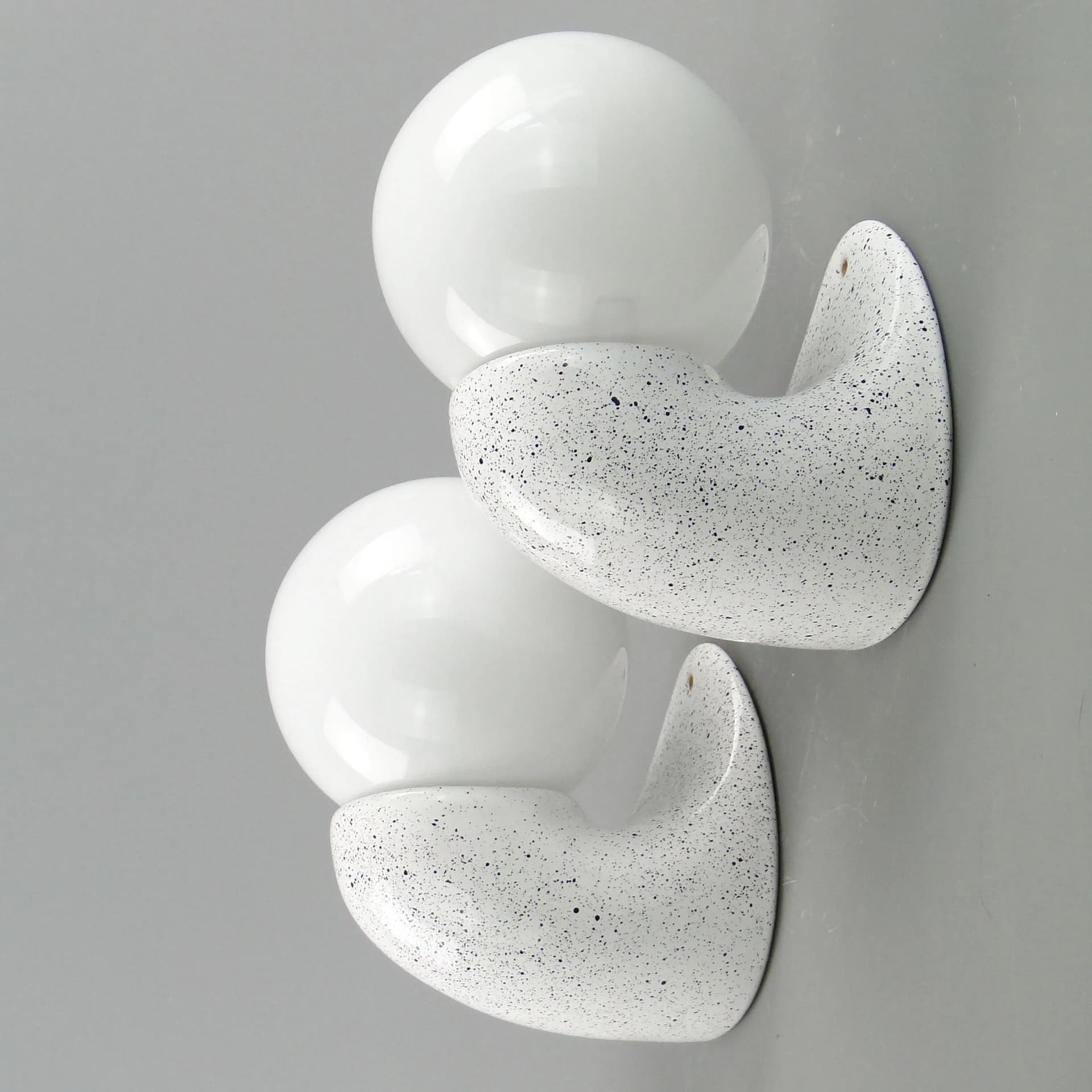 Para kinkietów, biały, ceramika i szkło, Polska, lata 70. - 162393