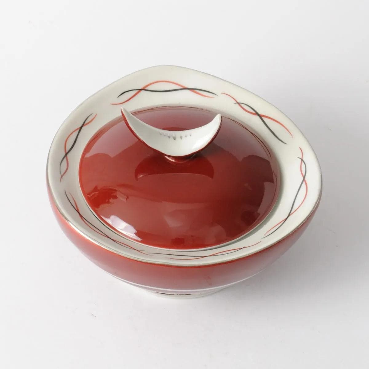 Bonbonniere, red porcelain, Spechtsbrunn, Germany, 1960s. - 164587