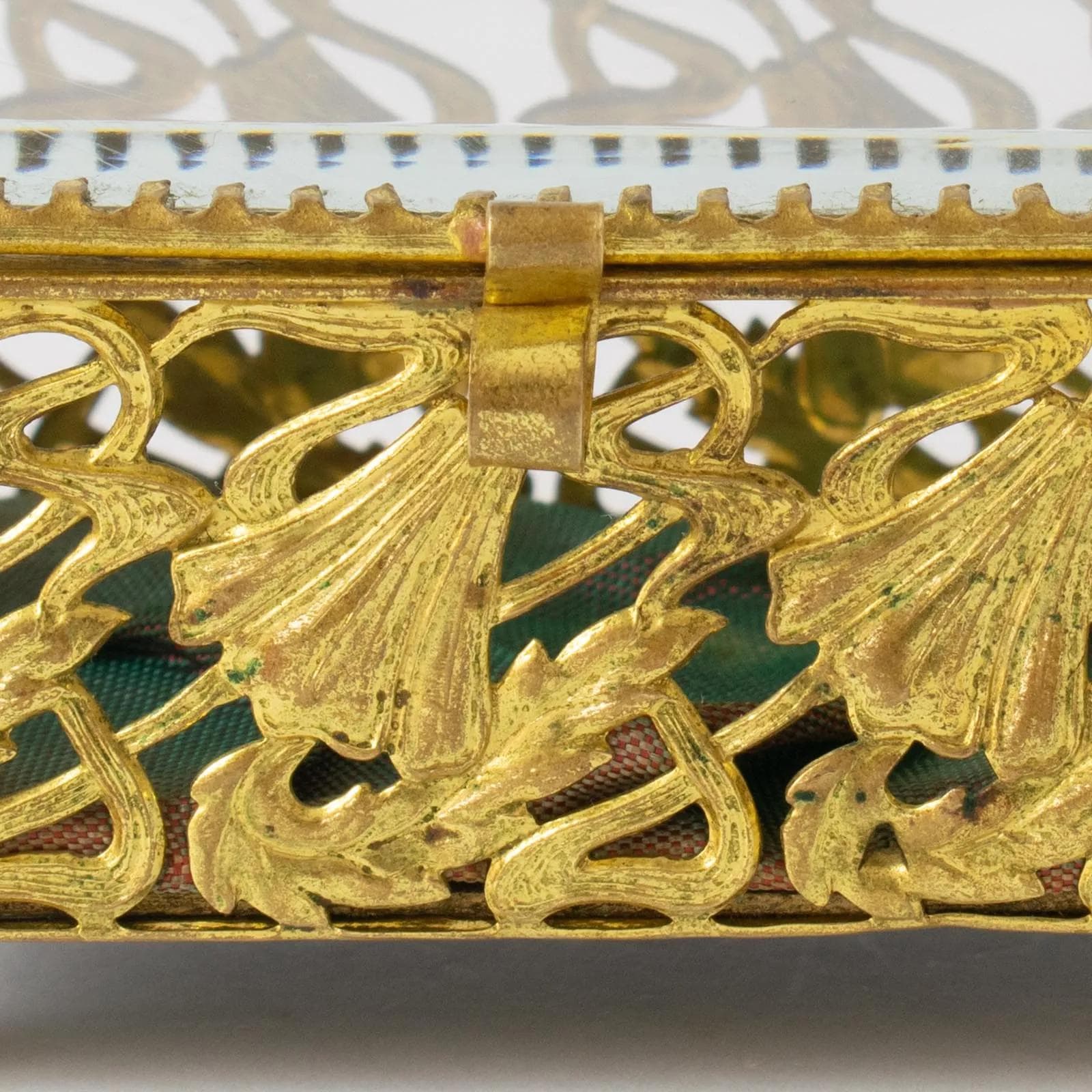 Szkatułka na biżuterię secesyjna, złoty metal, szkło kryształowe, lata 60. - 164578