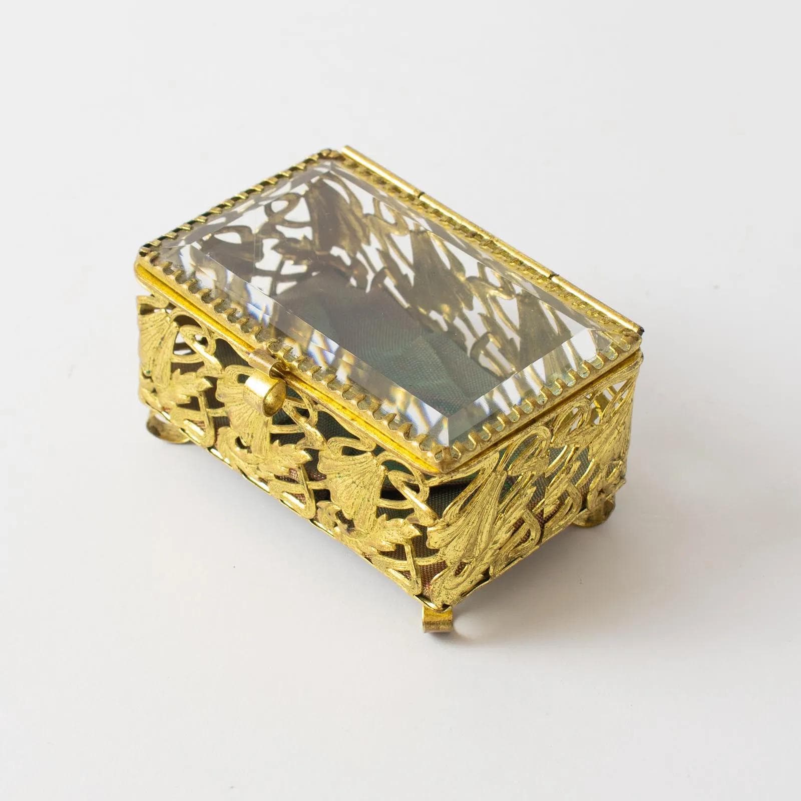 Szkatułka na biżuterię secesyjna, złoty metal, szkło kryształowe, lata 60. - 164575