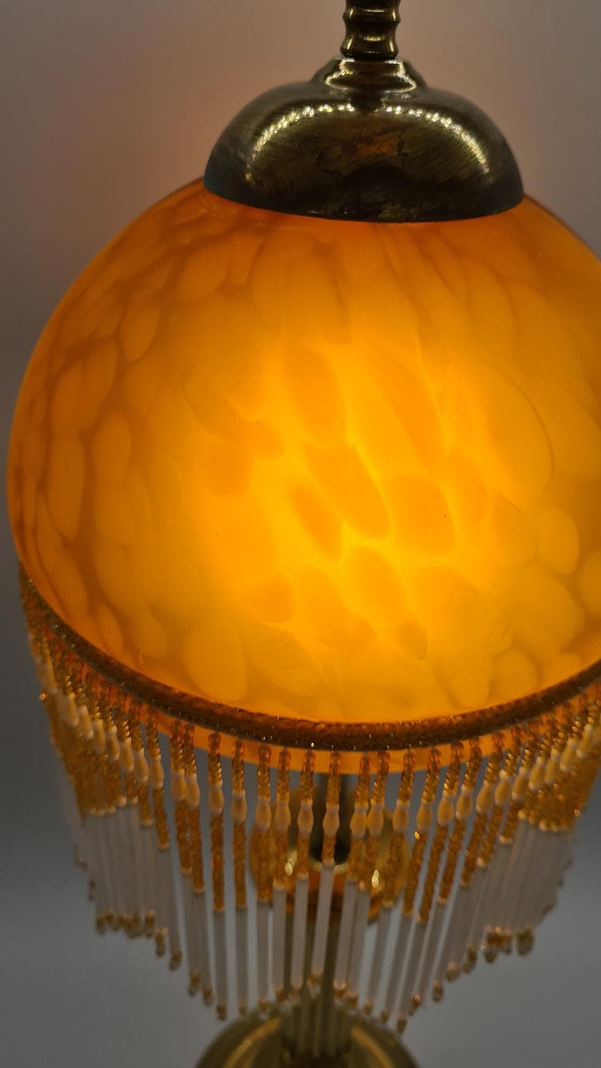 Lampa stołowa, bursztynowe szkło, mosiądz, lata 70. - 164984