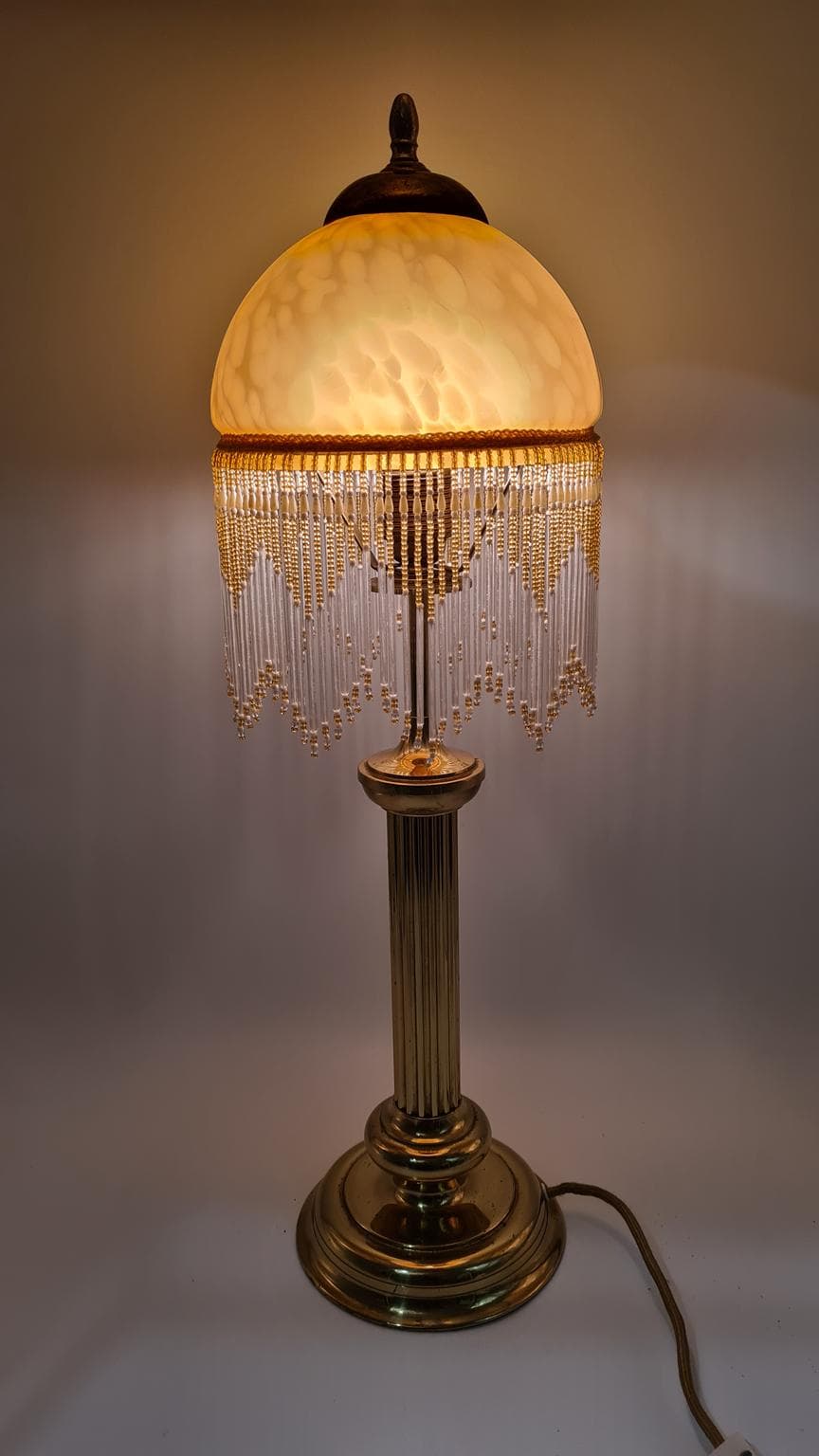 Lampa stołowa, bursztynowe szkło, mosiądz, lata 70. - 164985
