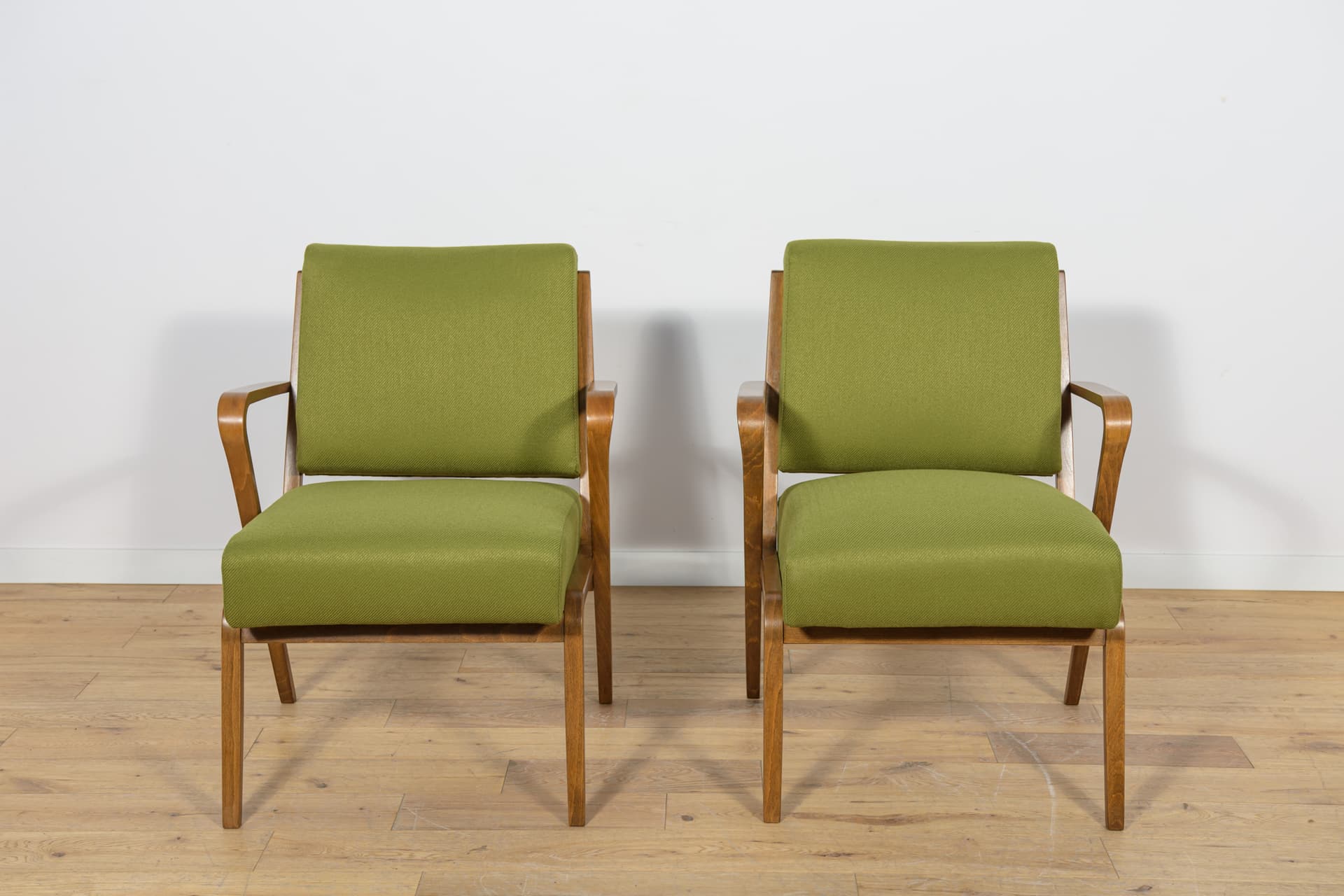 Para foteli 53693, tkanina zielona, drewno, proj. S. Selmanagic, Deutsche Werkstätten Hellerau, Niemcy, lata 50. - 166833