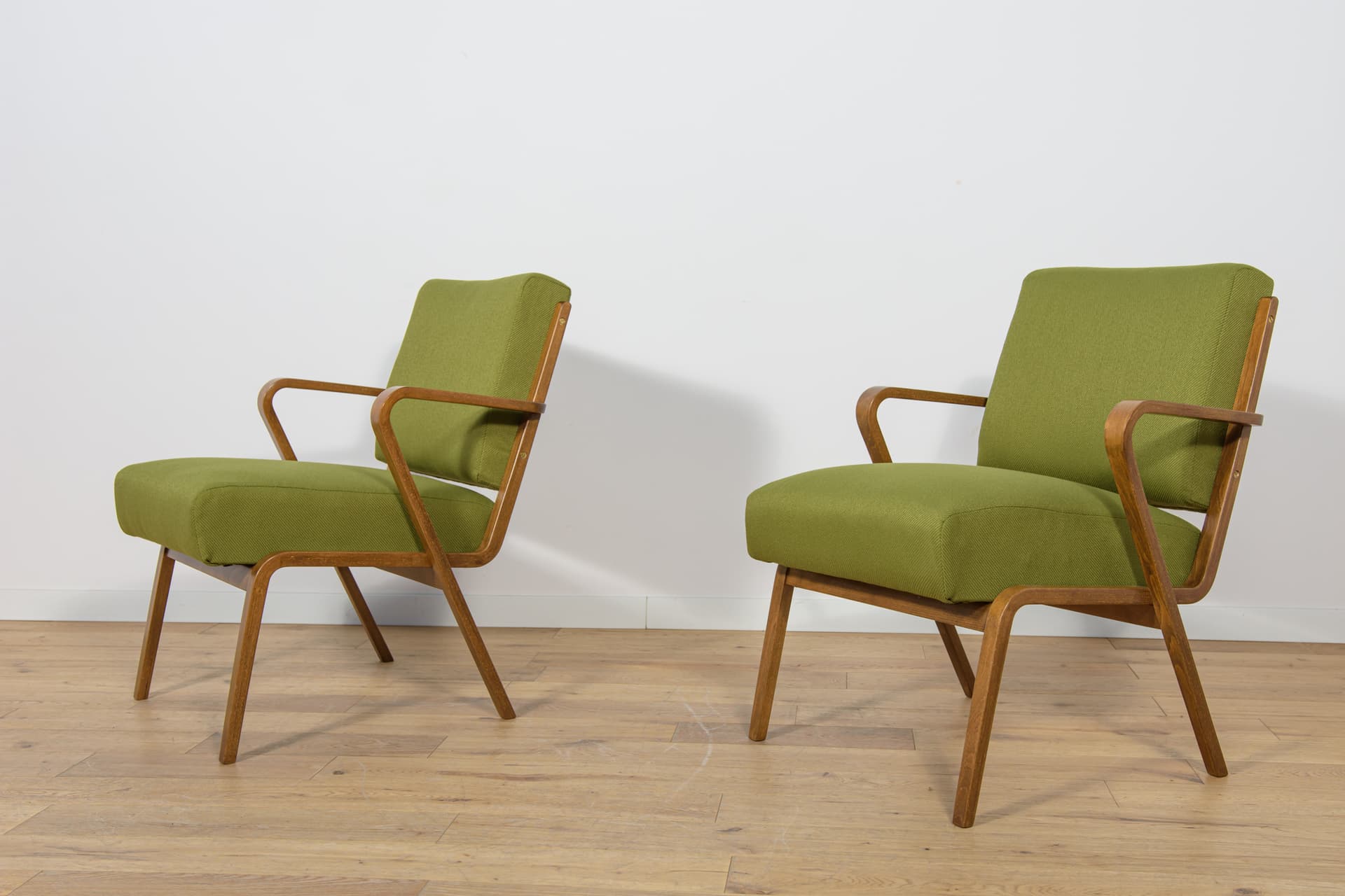 Para foteli 53693, tkanina zielona, drewno, proj. S. Selmanagic, Deutsche Werkstätten Hellerau, Niemcy, lata 50. - 166832