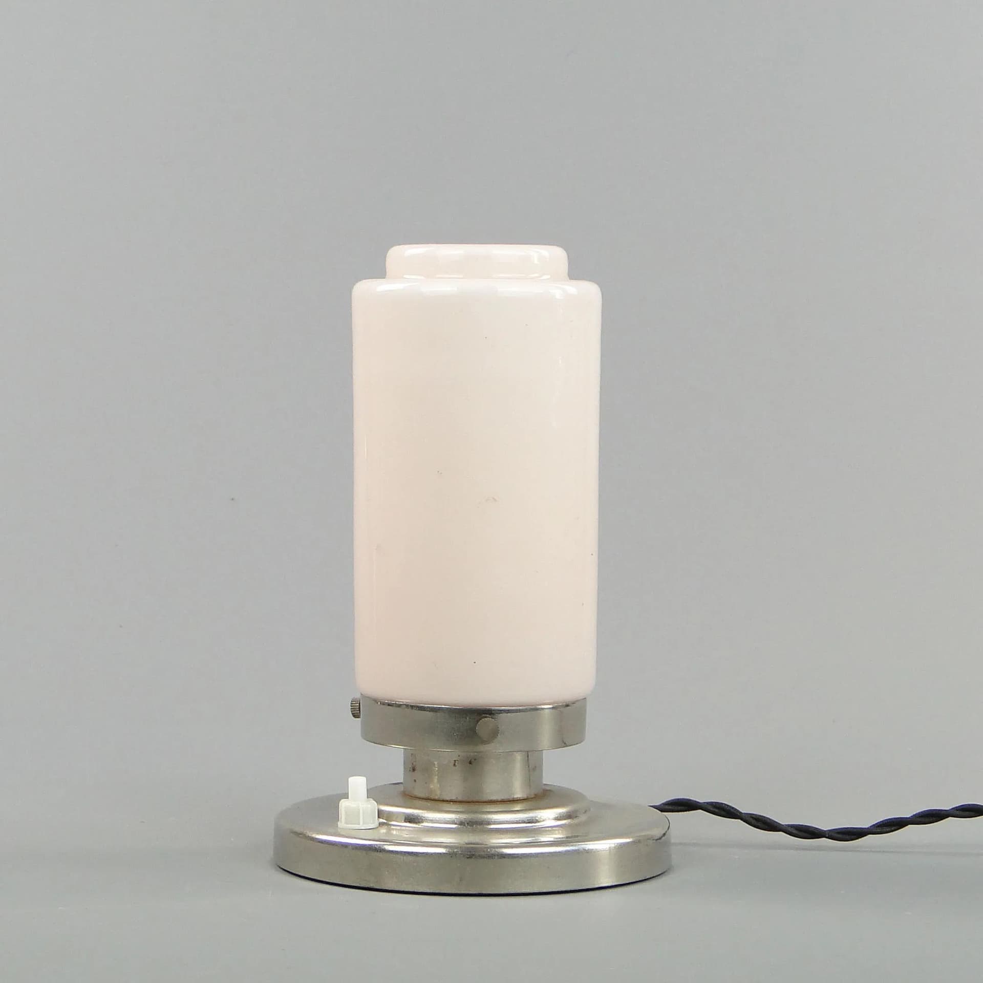 Lampa stołowa Art déco, szkło ivory white, mosiądz chromowany, Czechosłowacja, lata 20. - 10869