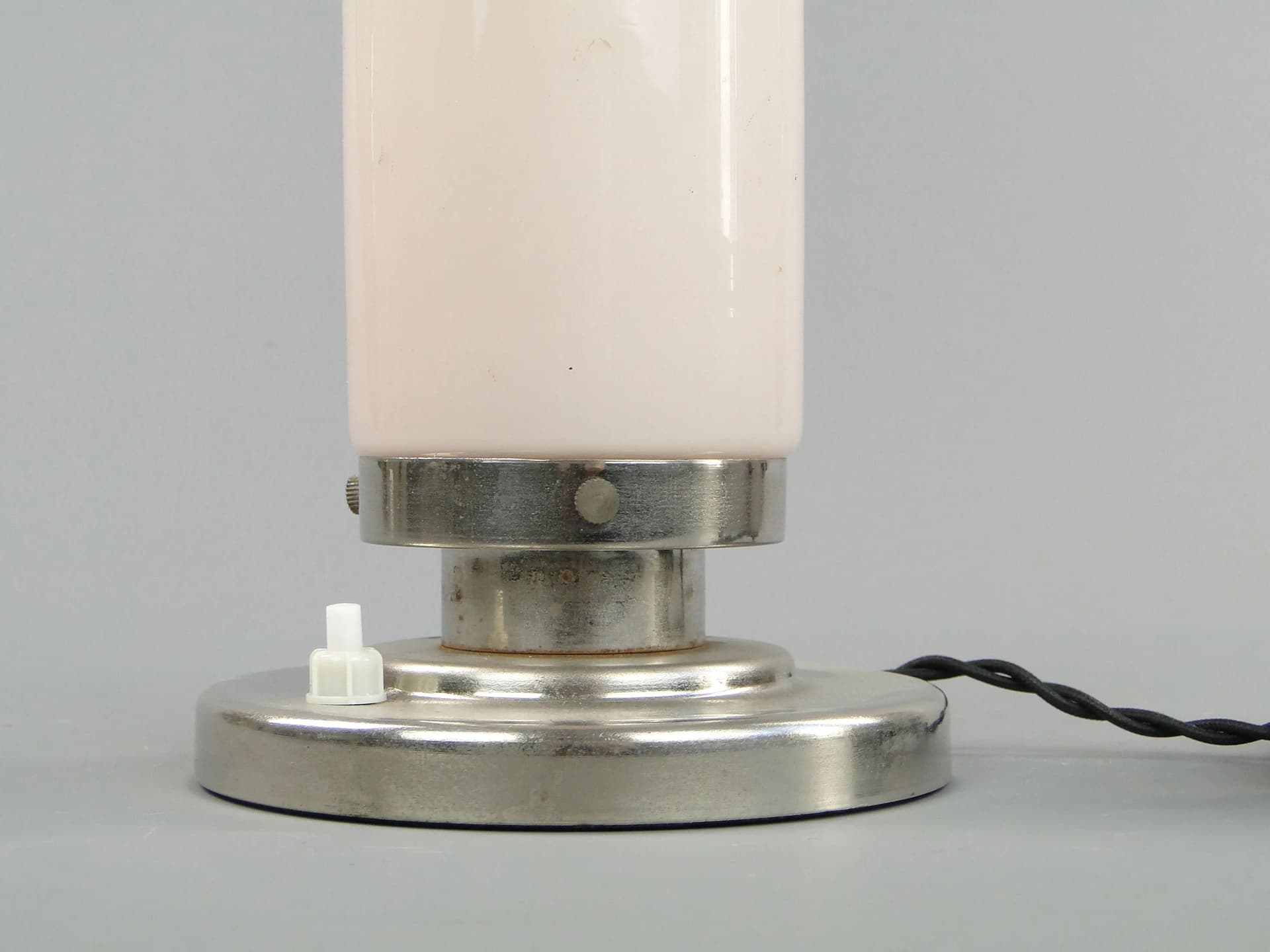 Lampa stołowa Art déco, szkło ivory white, mosiądz chromowany, Czechosłowacja, lata 20. - 10867