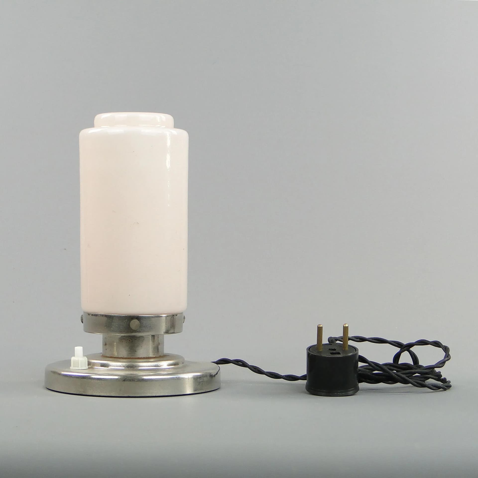 Lampa stołowa Art déco, szkło ivory white, mosiądz chromowany, Czechosłowacja, lata 20. - 10868