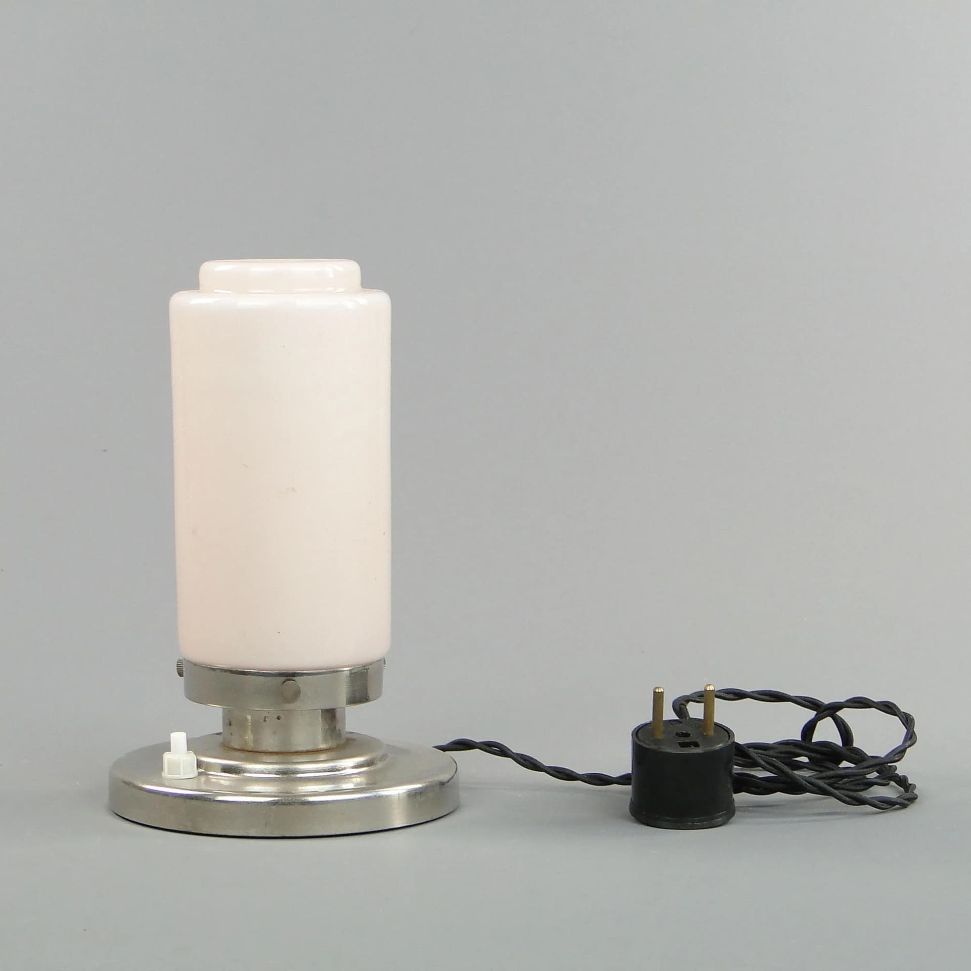 Lampa stołowa Art déco, szkło ivory white, mosiądz chromowany, Czechosłowacja, lata 20. - 10866