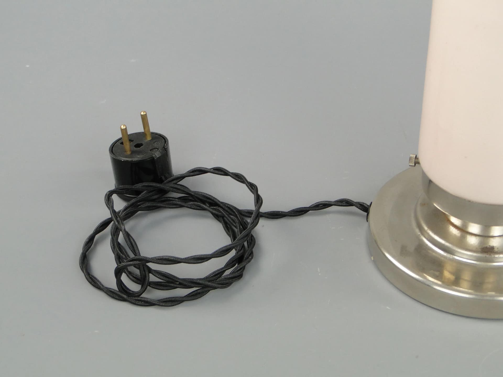 Lampa stołowa Art déco, szkło ivory white, mosiądz chromowany, Czechosłowacja, lata 20. - 10865