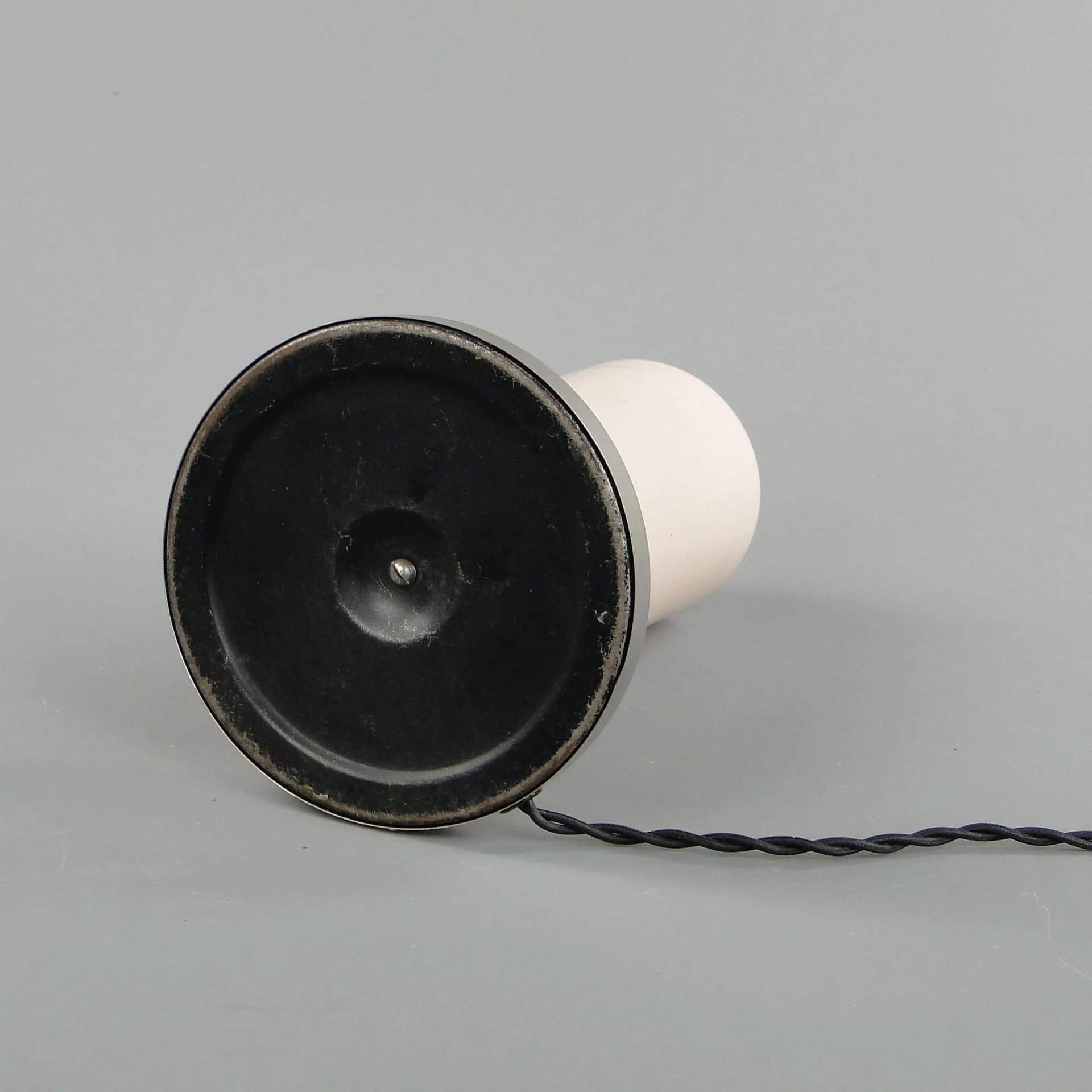 Lampa stołowa Art déco, szkło ivory white, mosiądz chromowany, Czechosłowacja, lata 20. - 10870