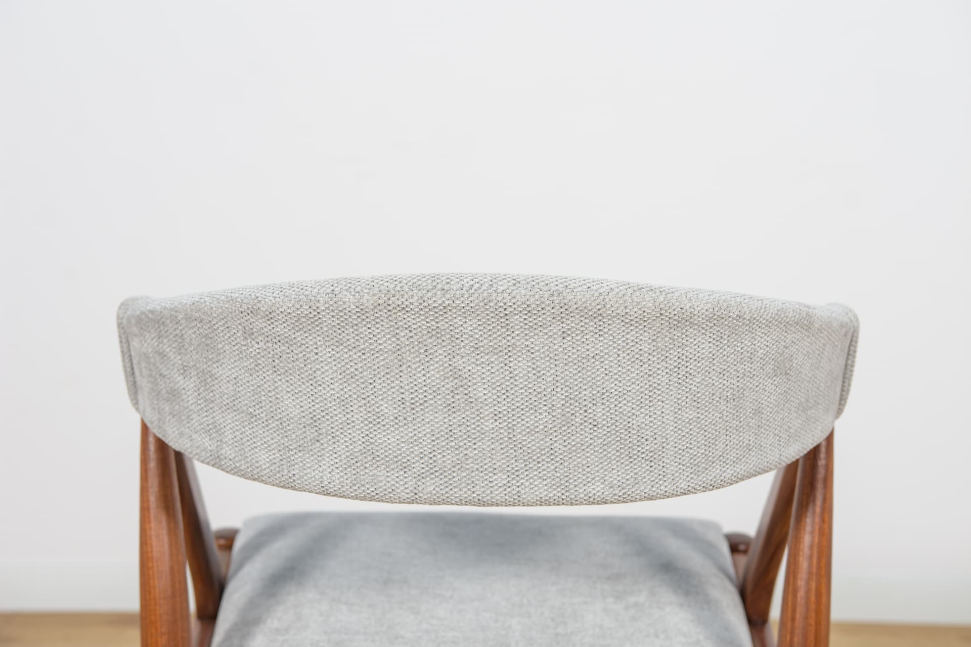 Komplet sześciu krzeseł Model 31, tkanina szara, teak, proj. K. Kristiansen, Dania, lata 60. - 166966