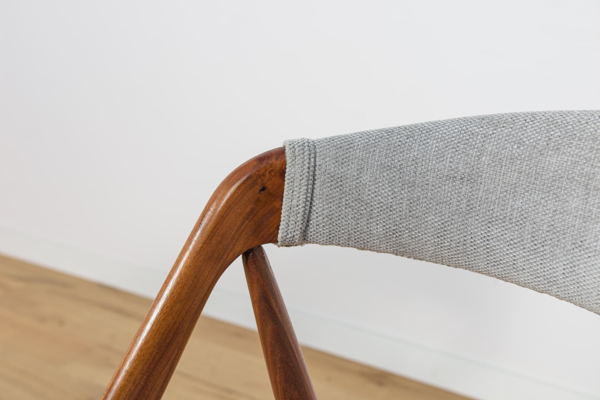 Komplet sześciu krzeseł Model 31, tkanina szara, teak, proj. K. Kristiansen, Dania, lata 60. - 166968