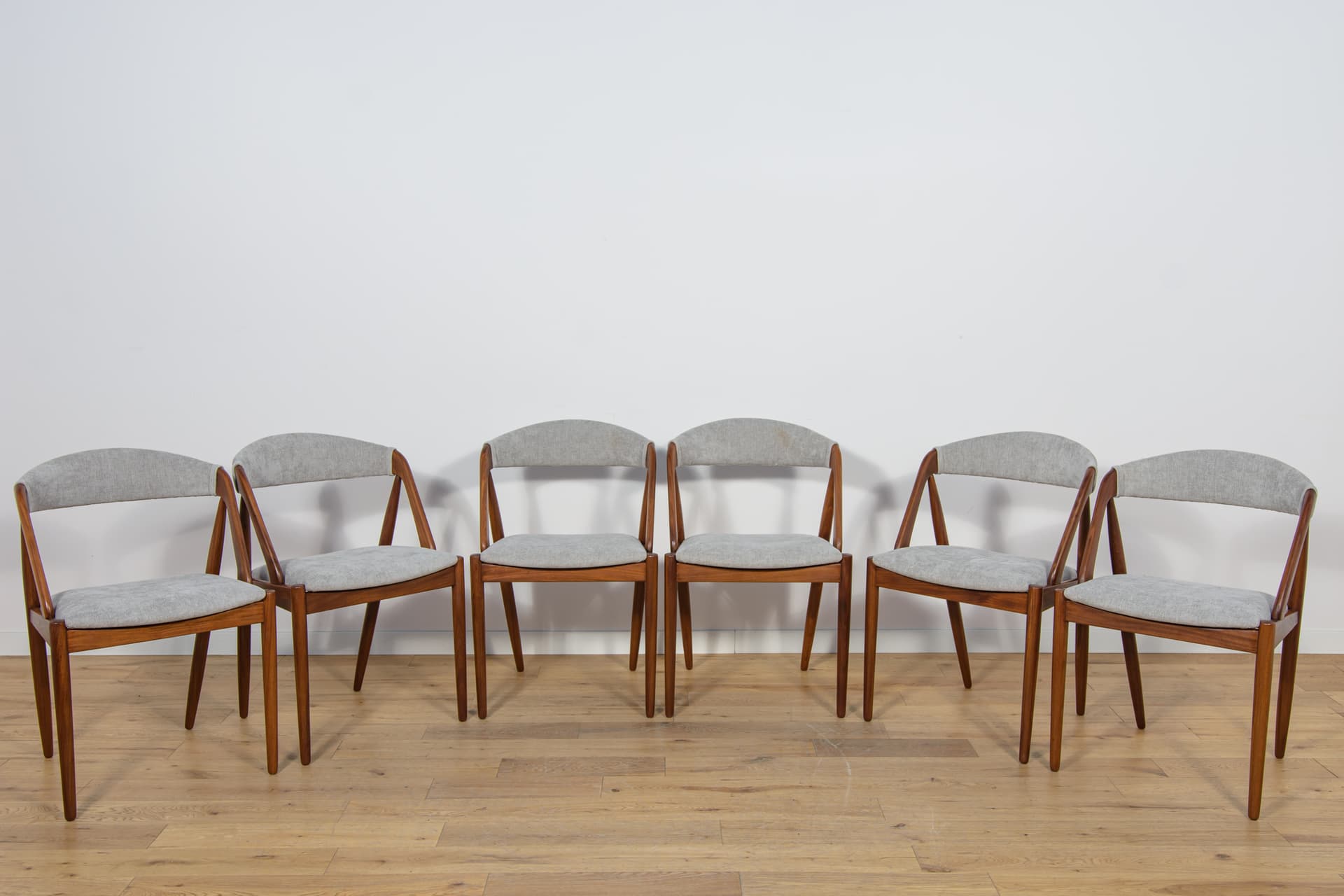 Komplet sześciu krzeseł Model 31, tkanina szara, teak, proj. K. Kristiansen, Dania, lata 60. - 166956