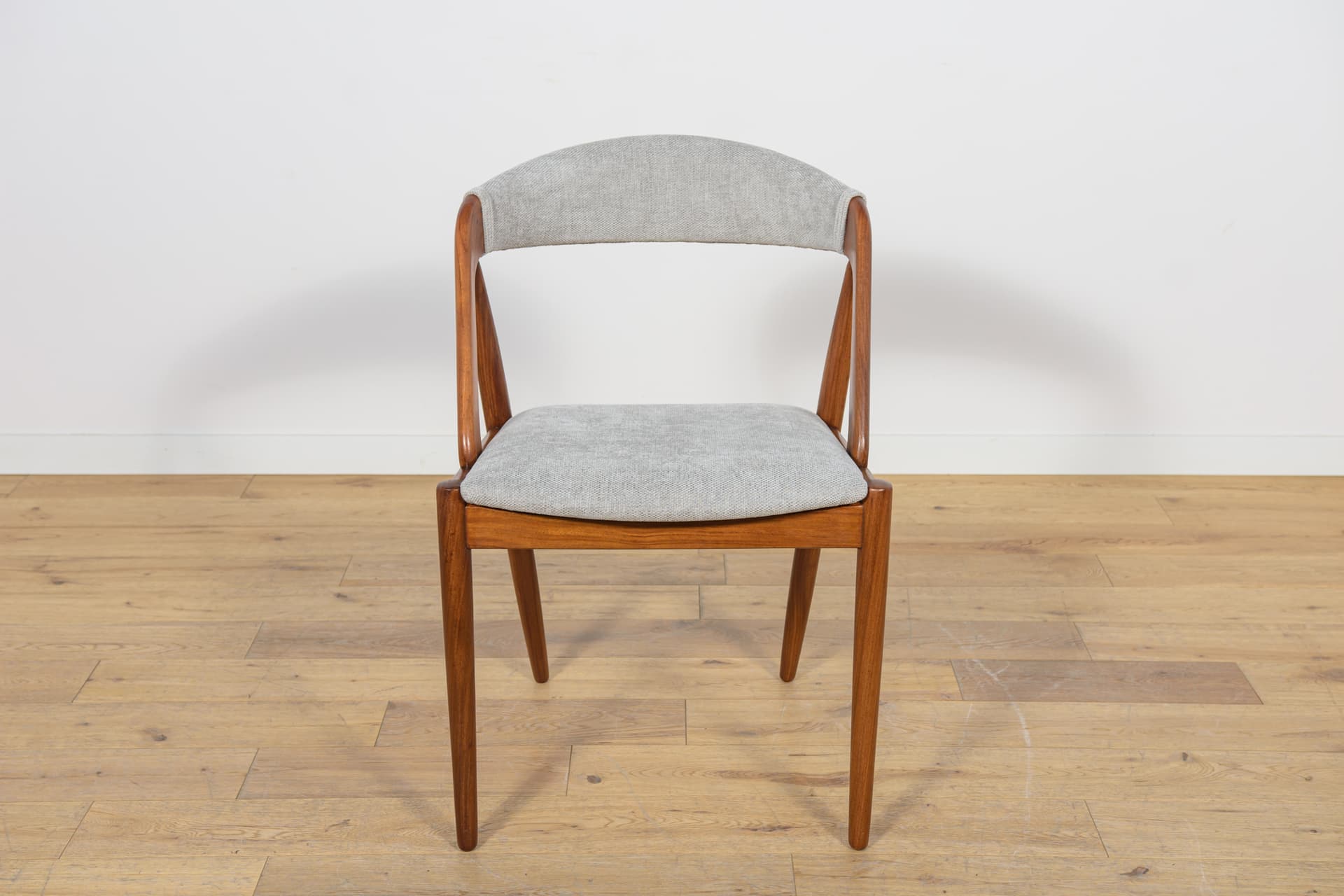 Komplet sześciu krzeseł Model 31, tkanina szara, teak, proj. K. Kristiansen, Dania, lata 60. - 166958