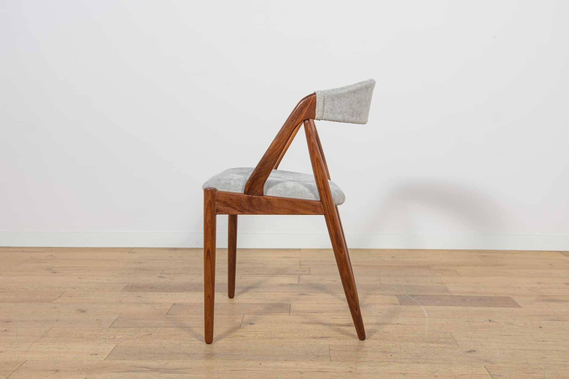 Komplet sześciu krzeseł Model 31, tkanina szara, teak, proj. K. Kristiansen, Dania, lata 60. - 166959