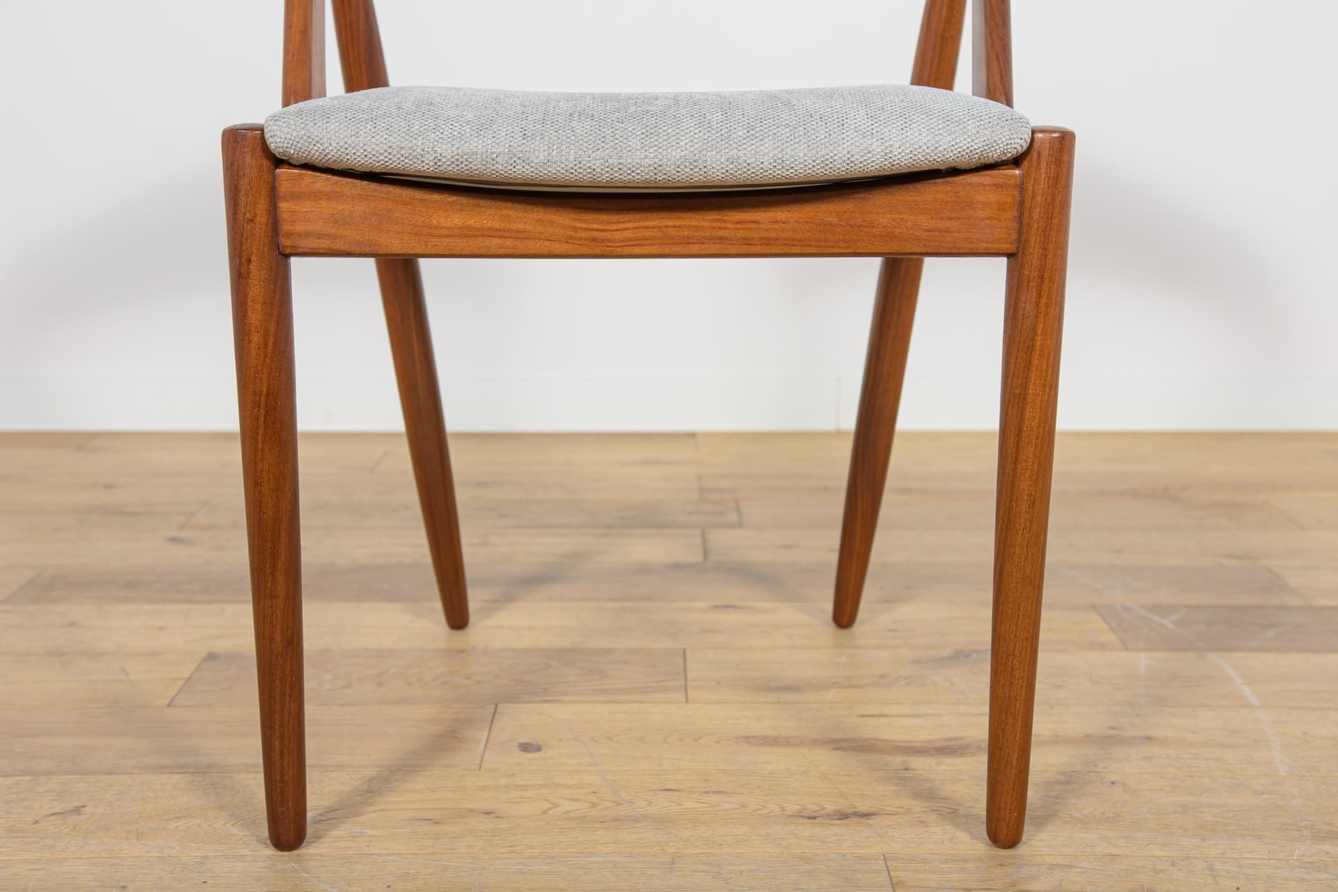 Komplet sześciu krzeseł Model 31, tkanina szara, teak, proj. K. Kristiansen, Dania, lata 60. - 166967