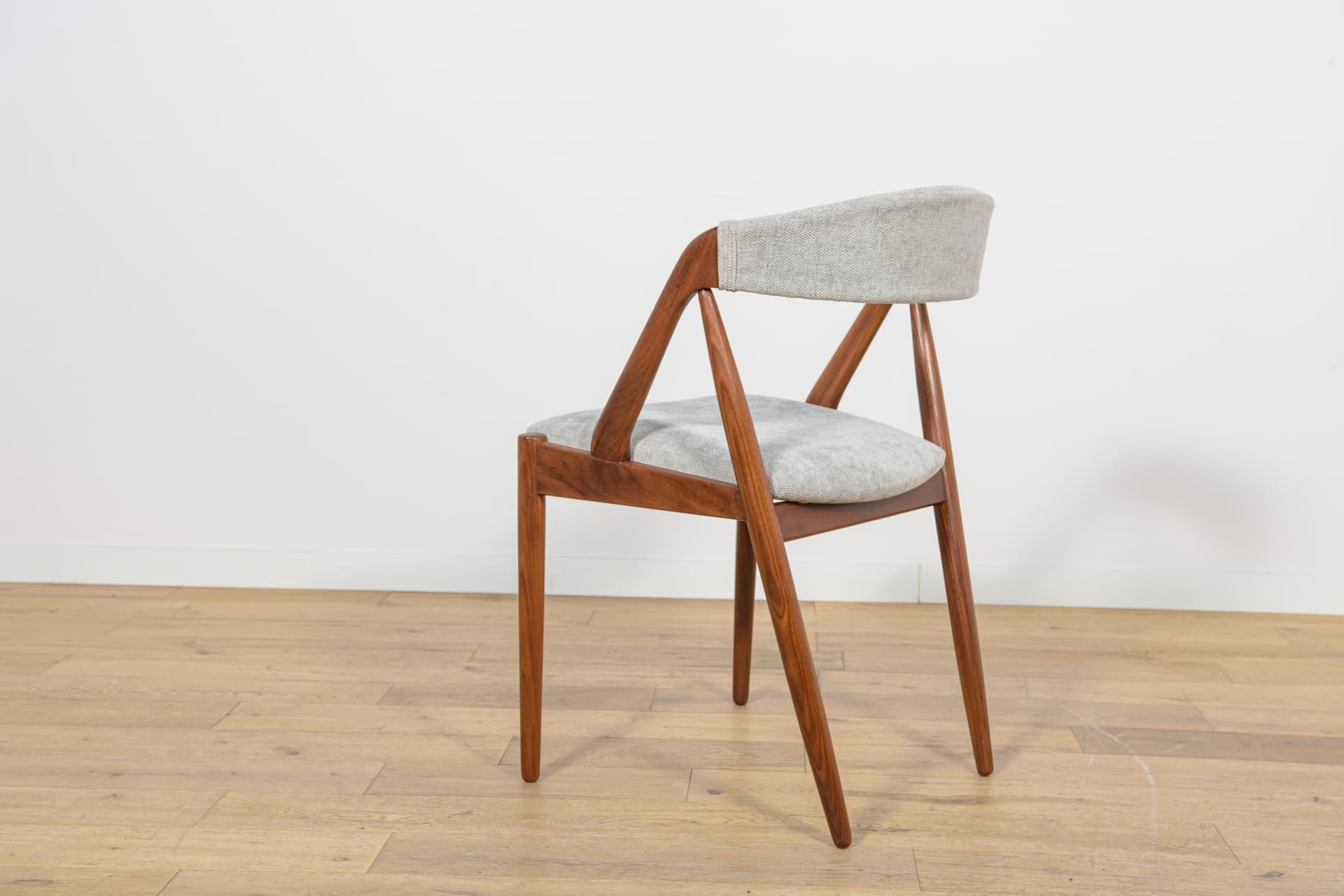 Komplet sześciu krzeseł Model 31, tkanina szara, teak, proj. K. Kristiansen, Dania, lata 60. - 166961