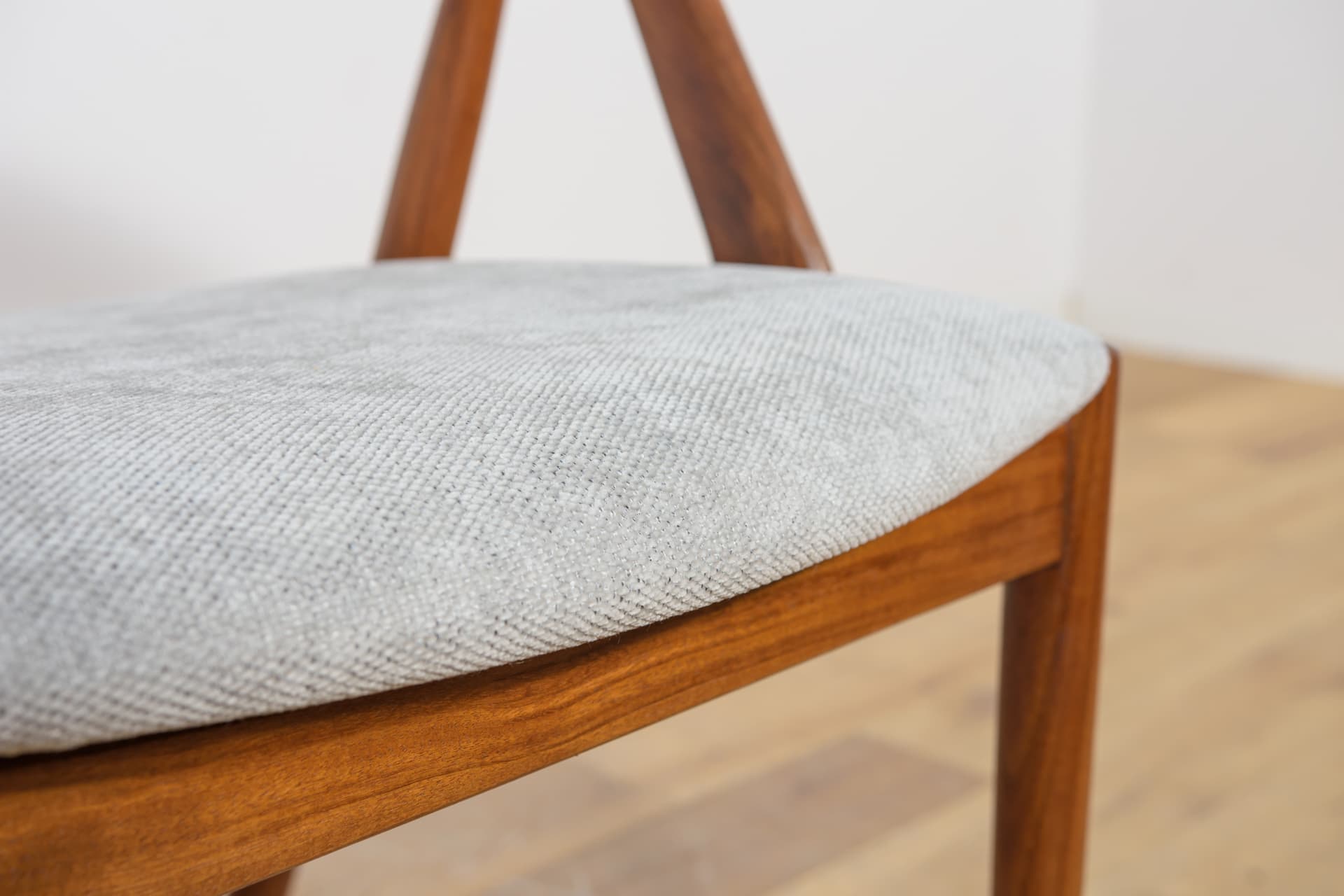 Komplet sześciu krzeseł Model 31, tkanina szara, teak, proj. K. Kristiansen, Dania, lata 60. - 166965