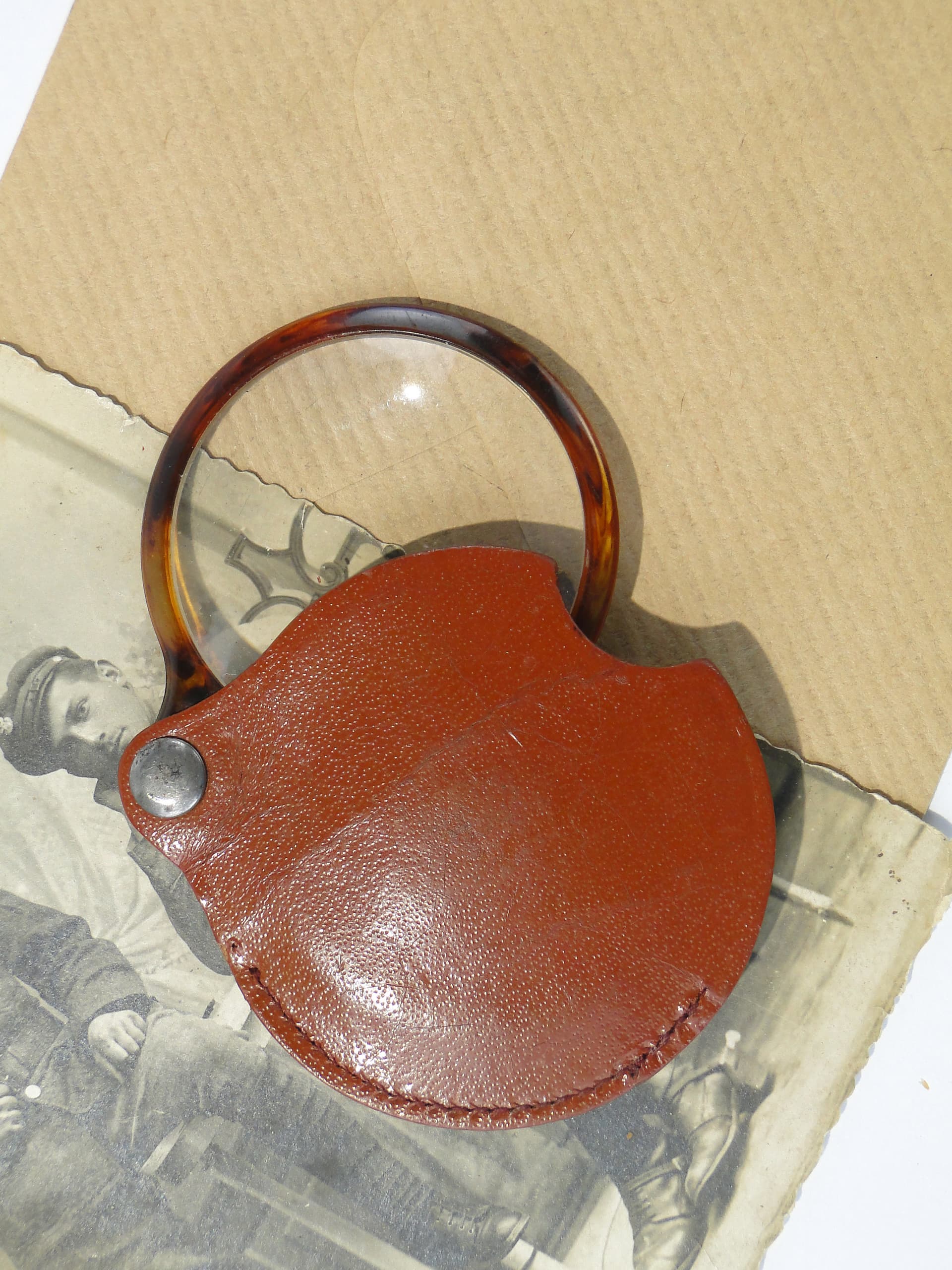 Szylkretowa lupa w skórzanym etui - 167023