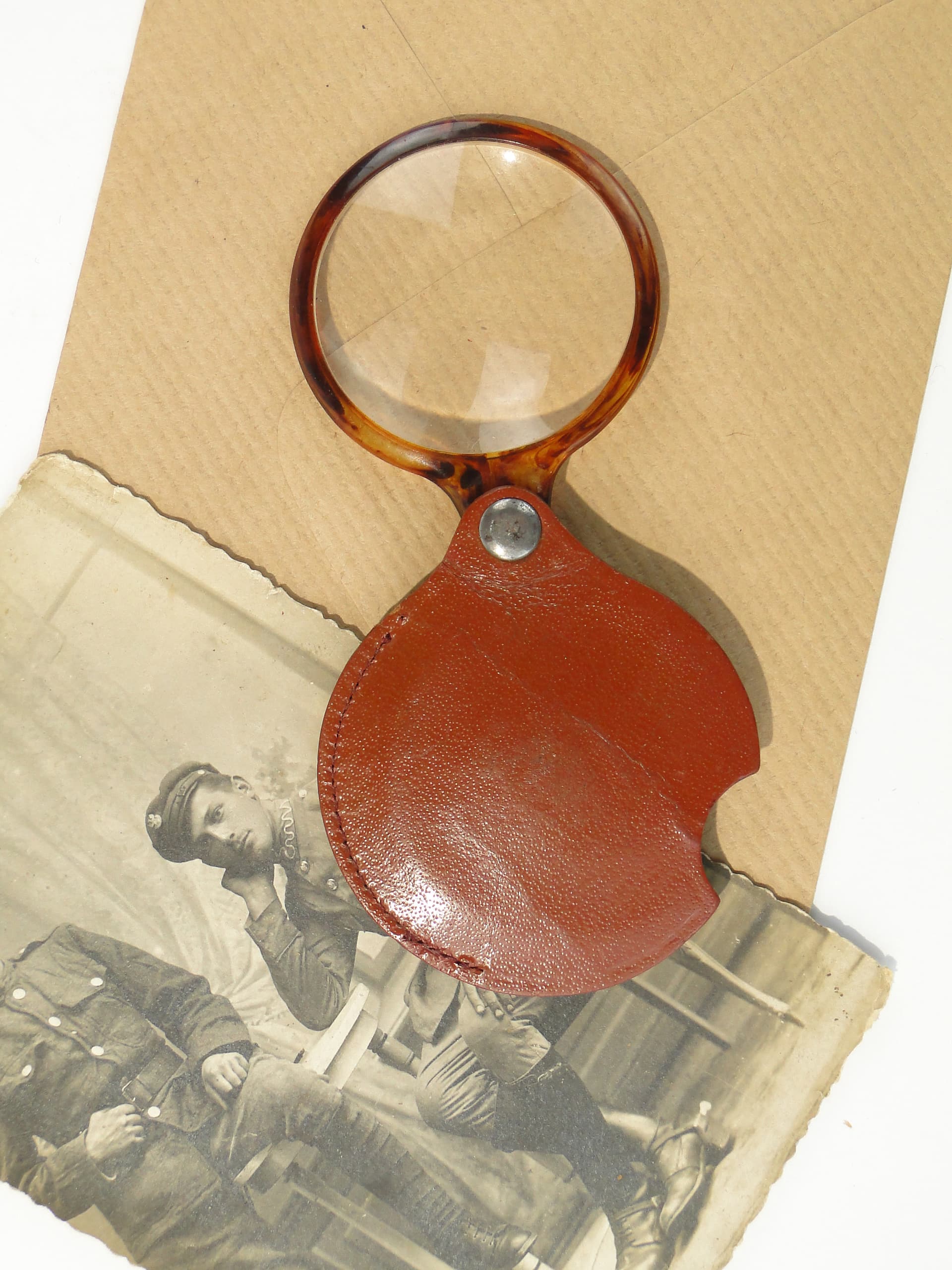 Szylkretowa lupa w skórzanym etui - 167019