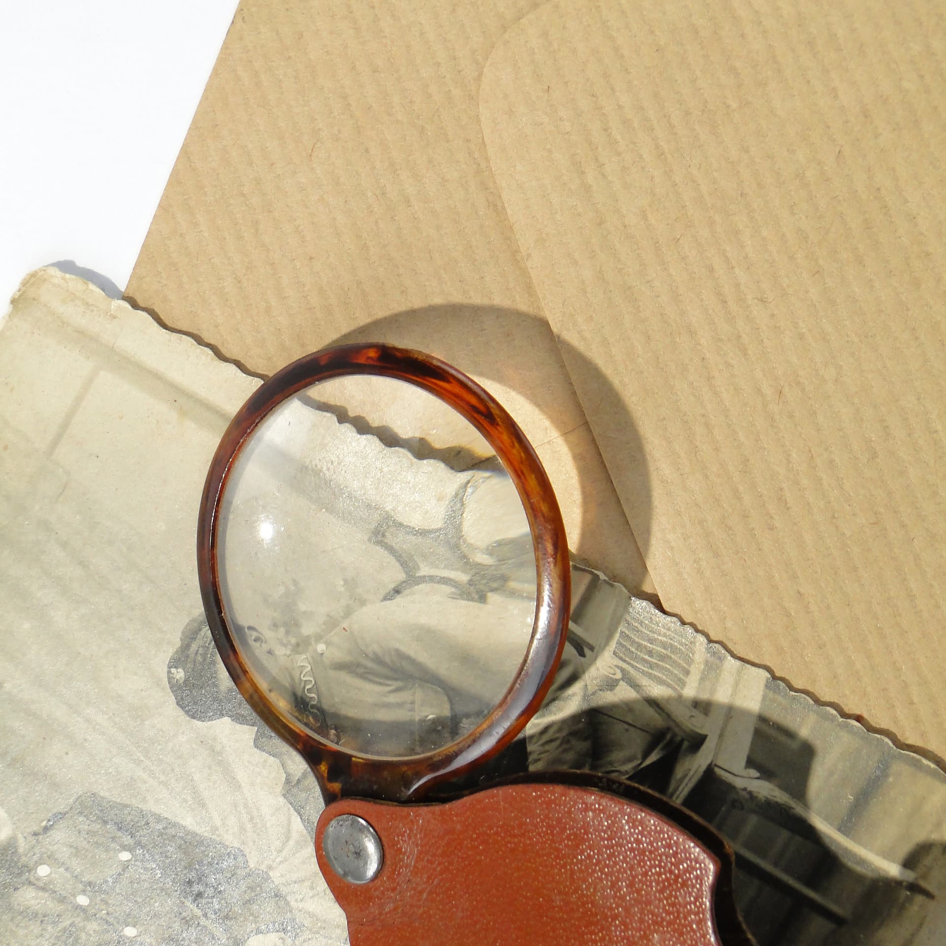 Szylkretowa lupa w skórzanym etui - 167022