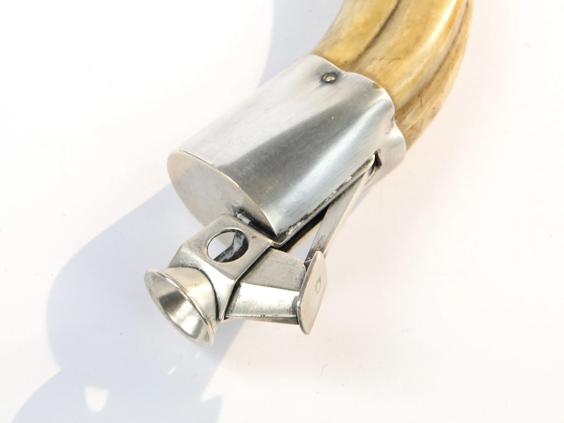 Myśliwska gilotyna do cygar z kła gudźca, mosiężno-srebrna, Europa Zachodnia, lata 50. - 10831