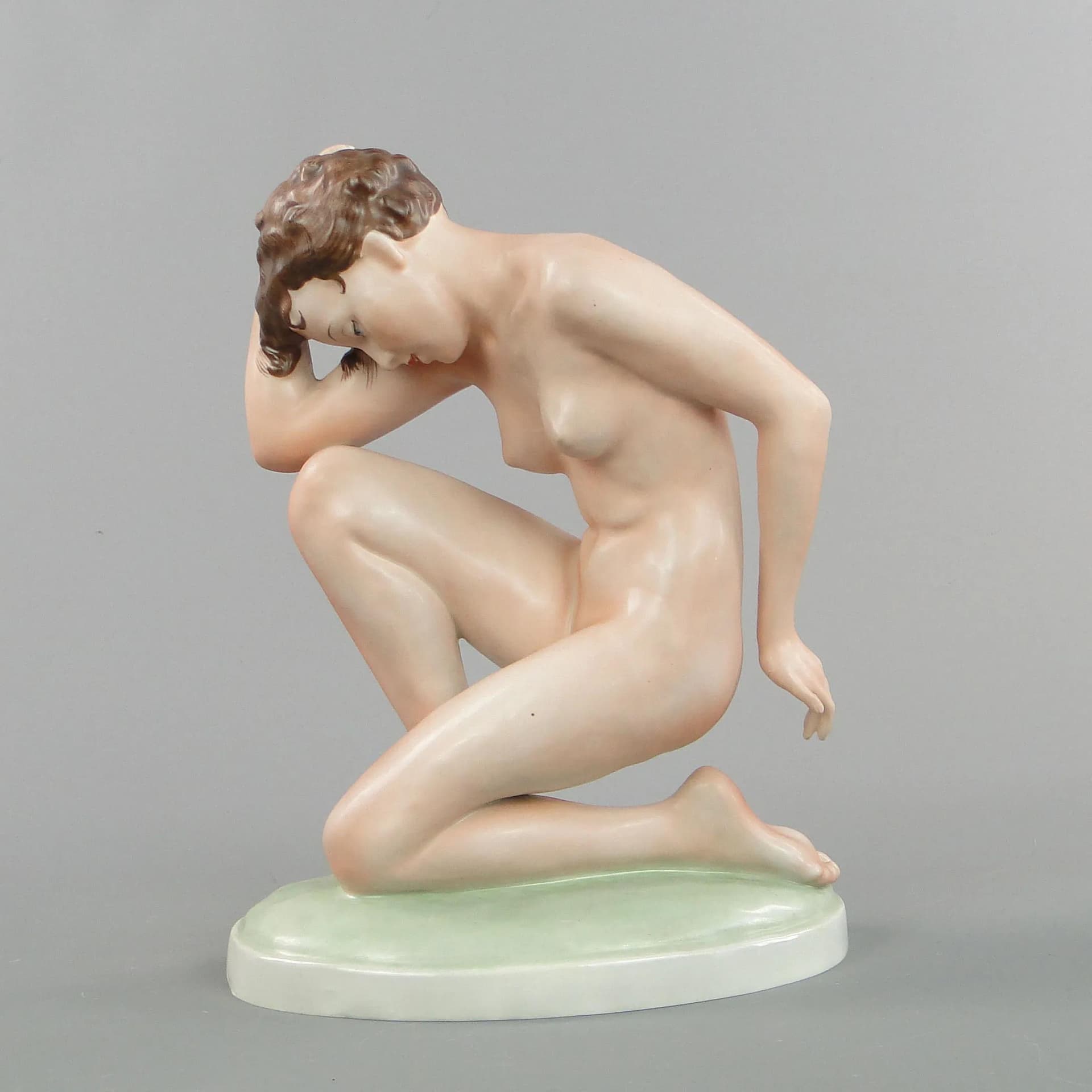 Figura Art déco, porcelana beżowa, proj. E. Storbach, Royal Dux Bohemia, Czechy, lata 30. - 10816