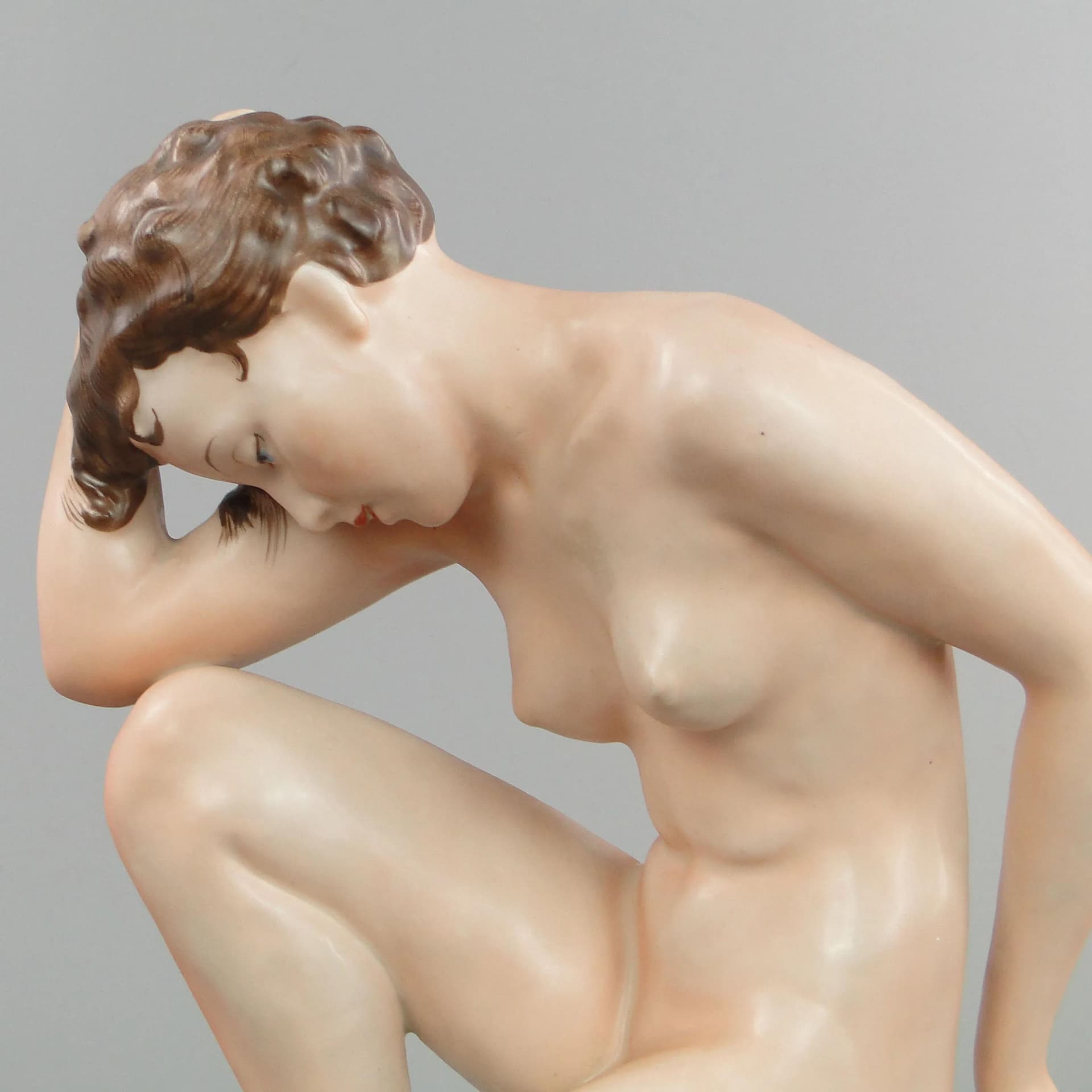 Figura Art déco, porcelana beżowa, proj. E. Storbach, Royal Dux Bohemia, Czechy, lata 30. - 10817