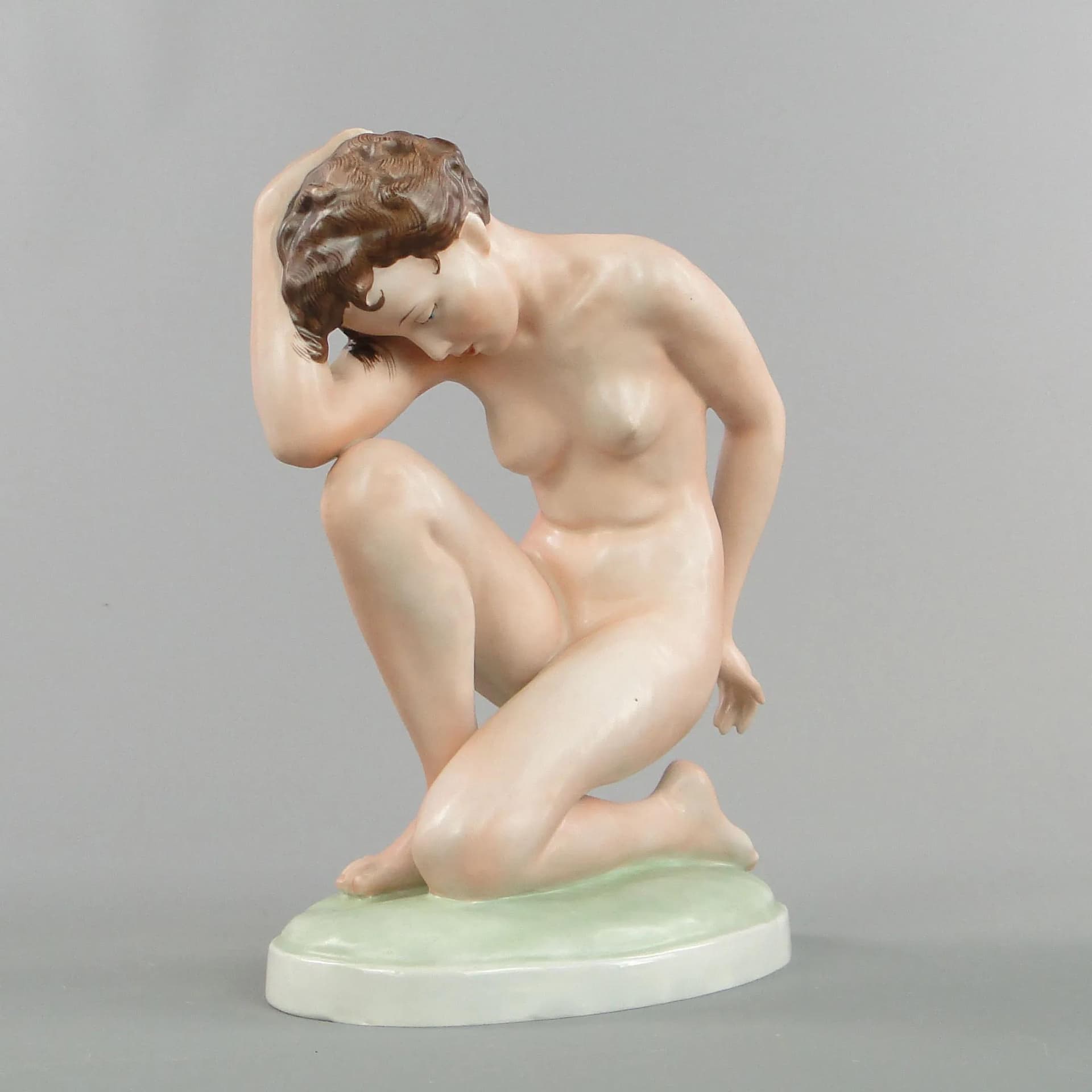 Figura Art déco, porcelana beżowa, proj. E. Storbach, Royal Dux Bohemia, Czechy, lata 30. - 10818