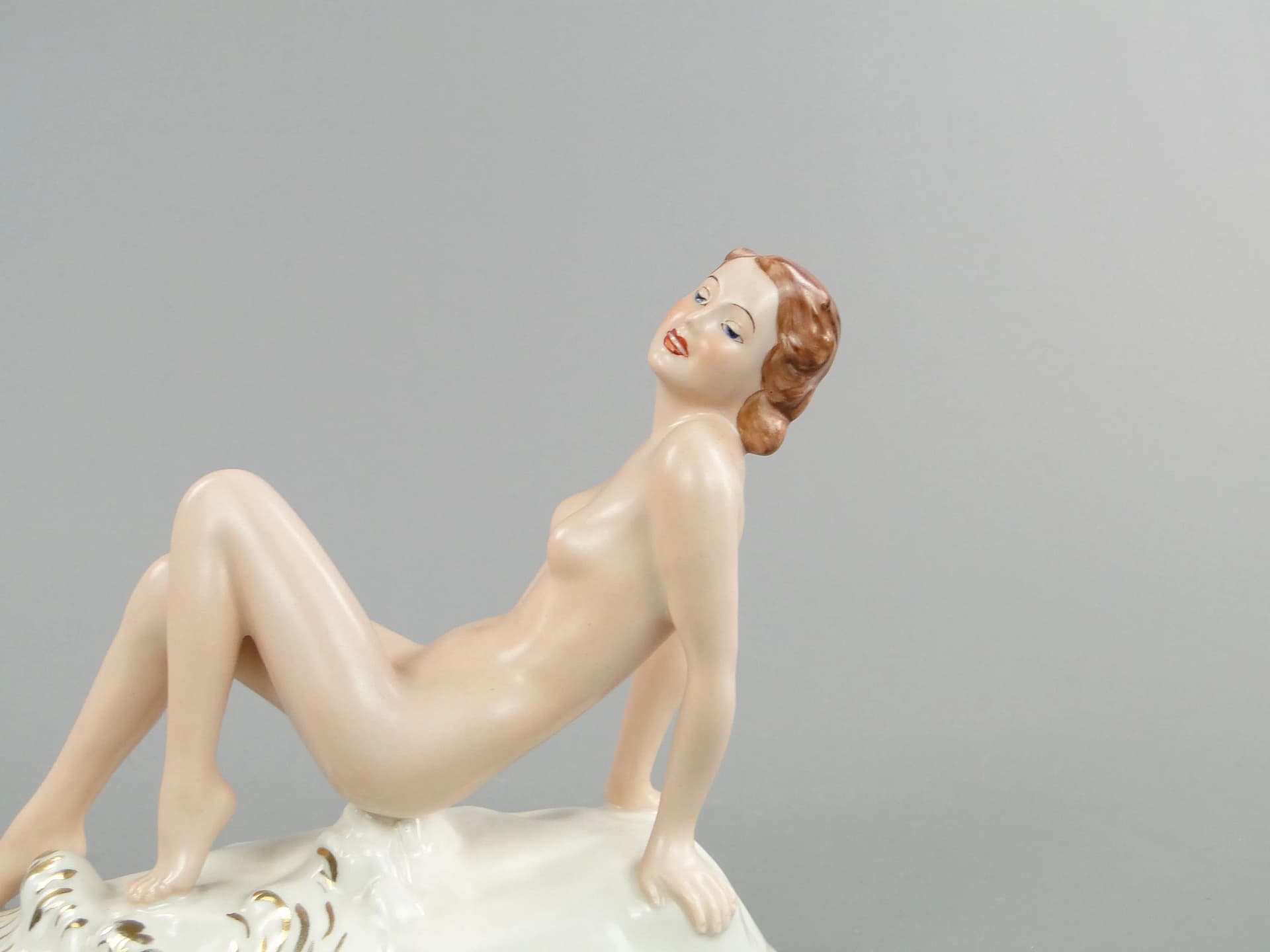 Figura kobieca Art déco, porcelana malowana, proj. E. Storbach, Royal Dux Bohemia, Czechy, lata 40. - 10812