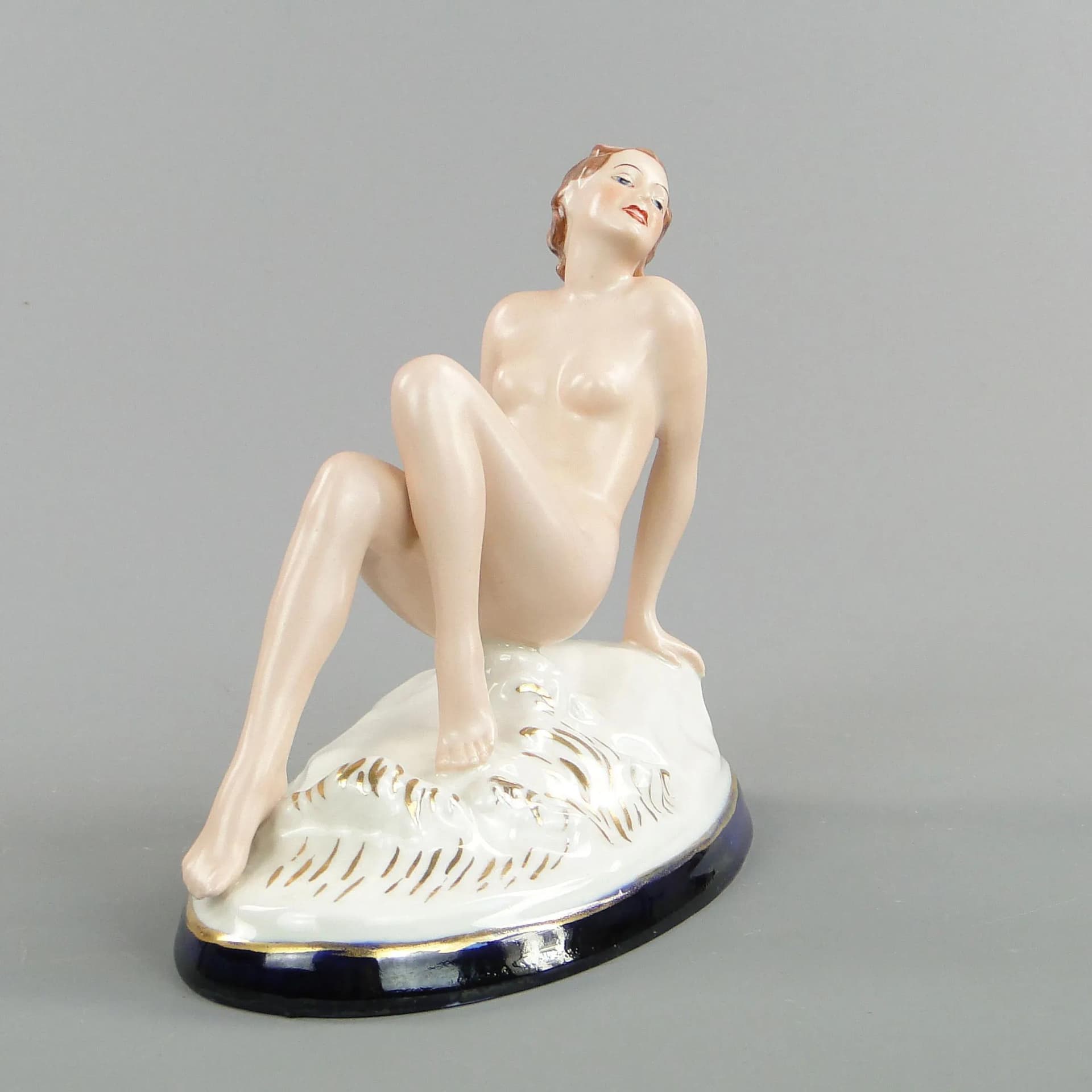 Figura kobieca Art déco, porcelana malowana, proj. E. Storbach, Royal Dux Bohemia, Czechy, lata 40. - 10811