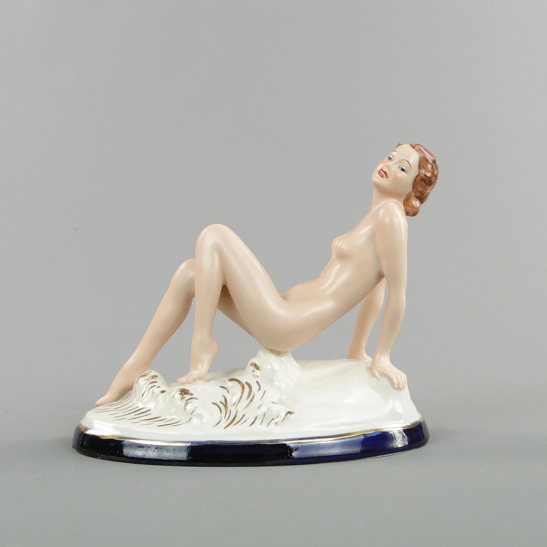 Figura kobieca Art déco, porcelana malowana, proj. E. Storbach, Royal Dux Bohemia, Czechy, lata 40. - 10806