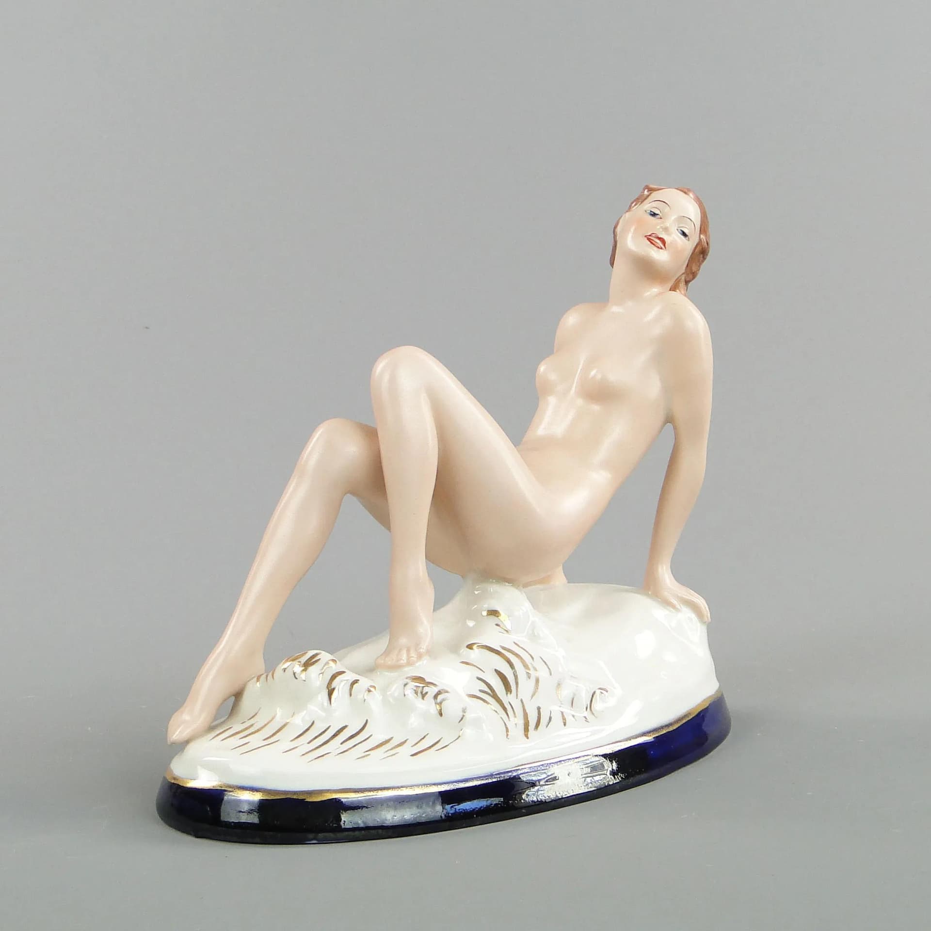 Figura kobieca Art déco, porcelana malowana, proj. E. Storbach, Royal Dux Bohemia, Czechy, lata 40. - 10807