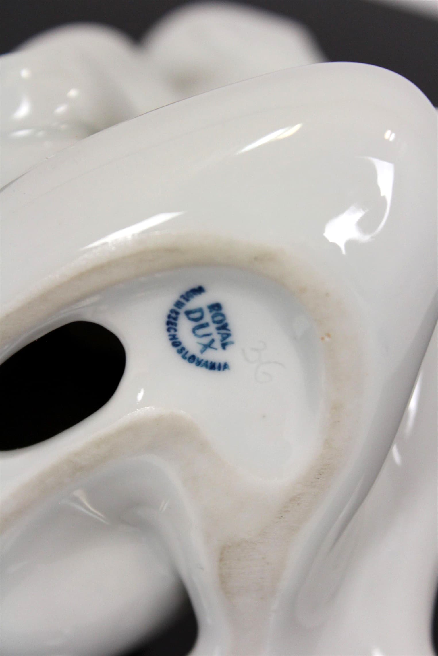 Figurka kobiety, biały, porcelana, Royal Dux Bohemia, Czechosłowacja, lata 60. - 167446