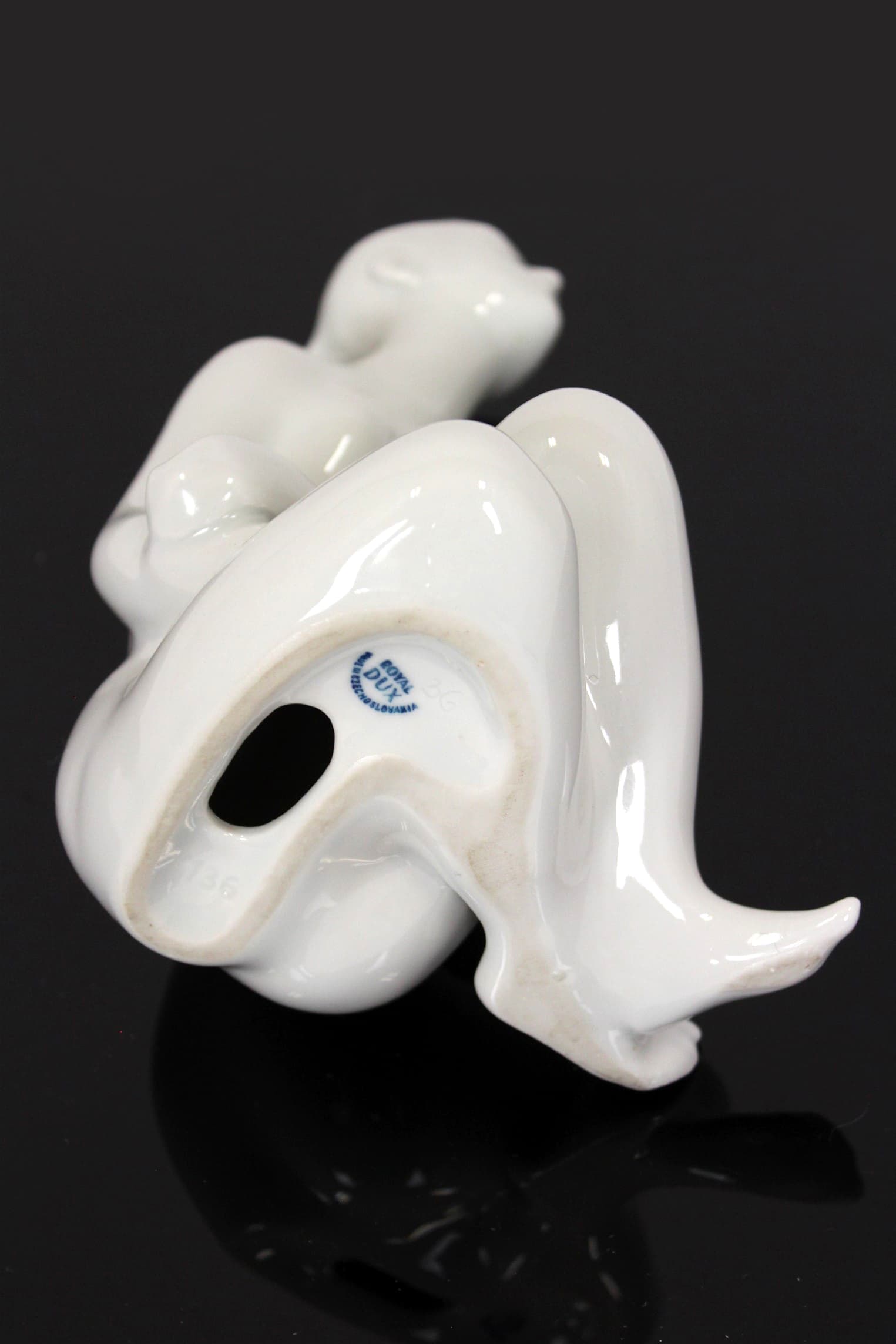 Figurka kobiety, biały, porcelana, Royal Dux Bohemia, Czechosłowacja, lata 60. - 167443