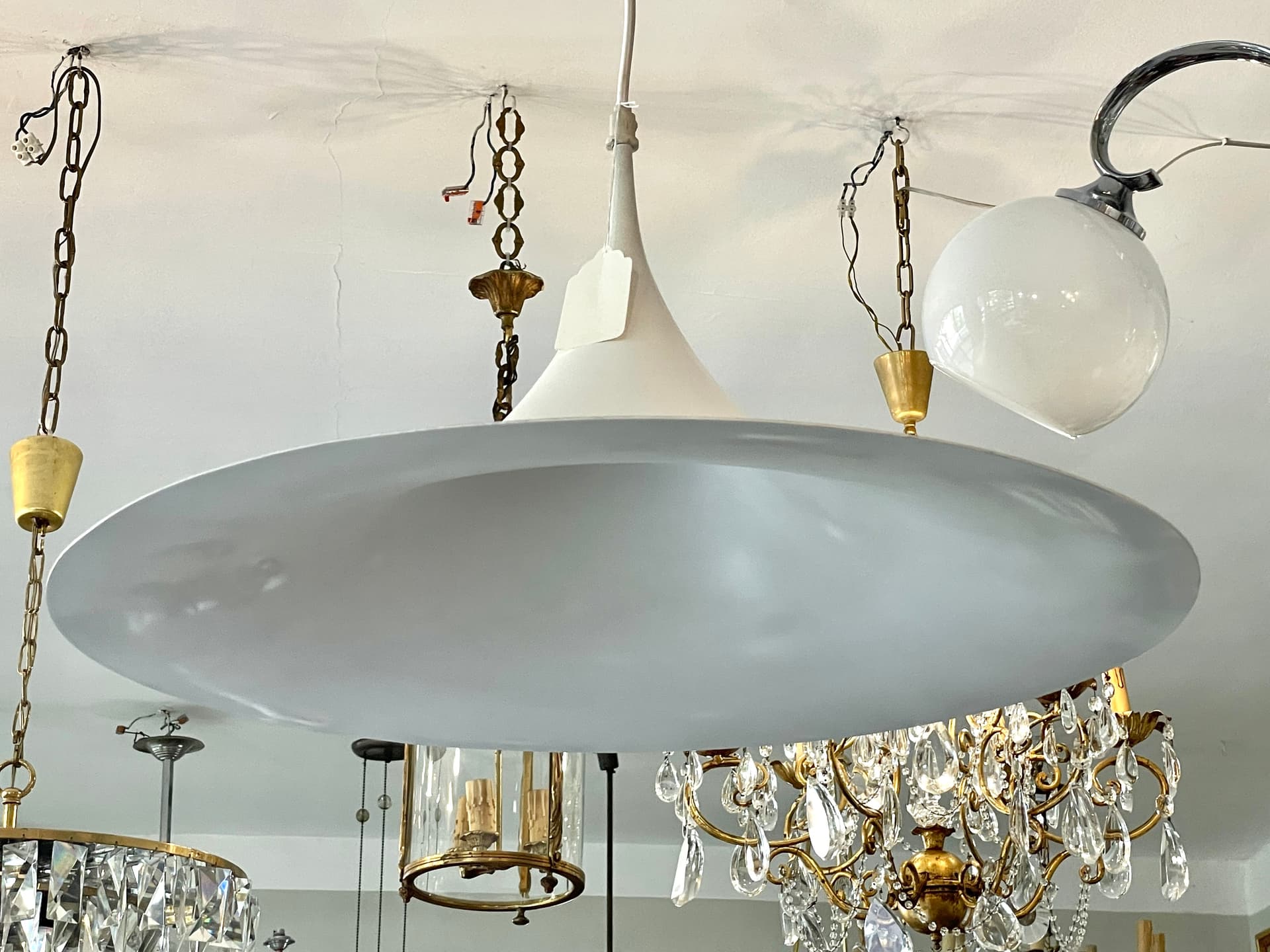 Duża lampa kapelusz w kolorze białym. Blacha lakierowana. - 167806