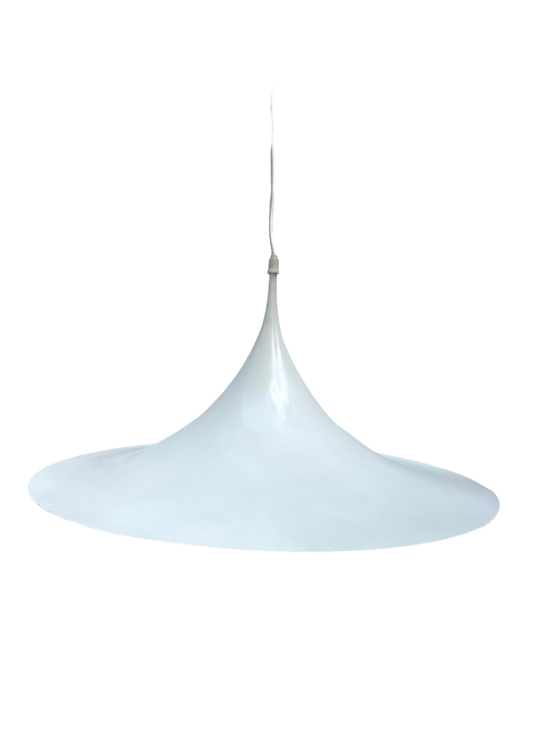 Duża lampa kapelusz w kolorze białym. Blacha lakierowana.