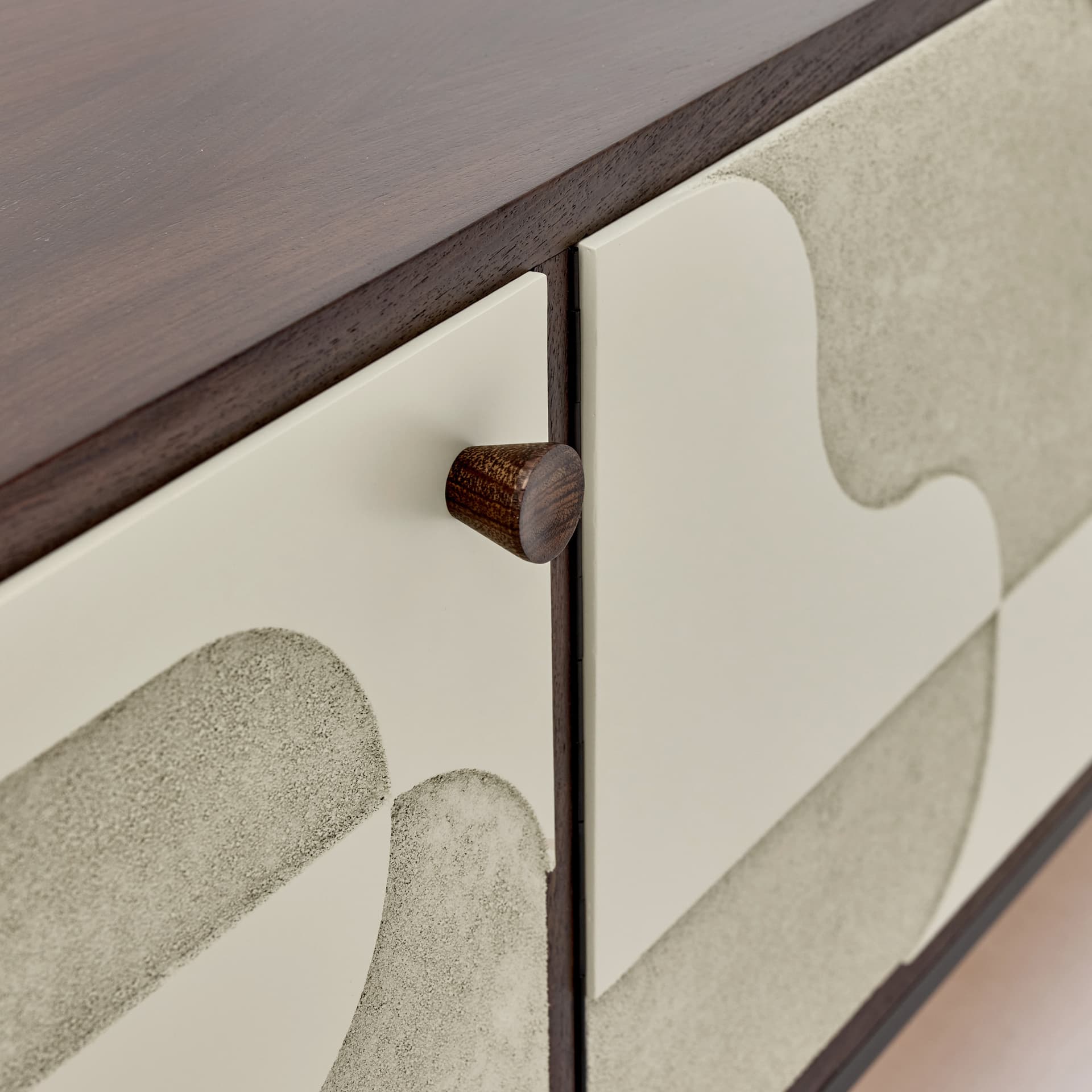 Komoda relief, heban ivory white, stal srebrna, Niemcy, lata 60. - 167907