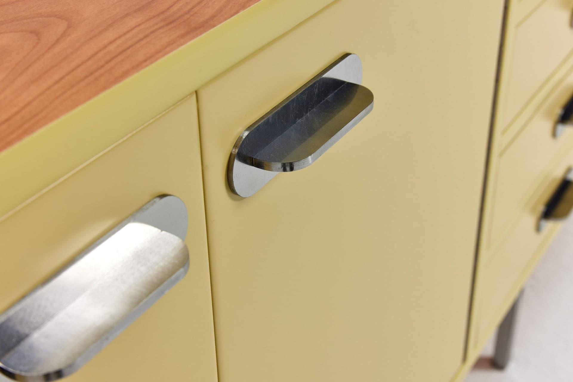 Komoda, pastelowy żółty, drewno lakierowane, stal czarna, Niemcy, lata 60. - 167926