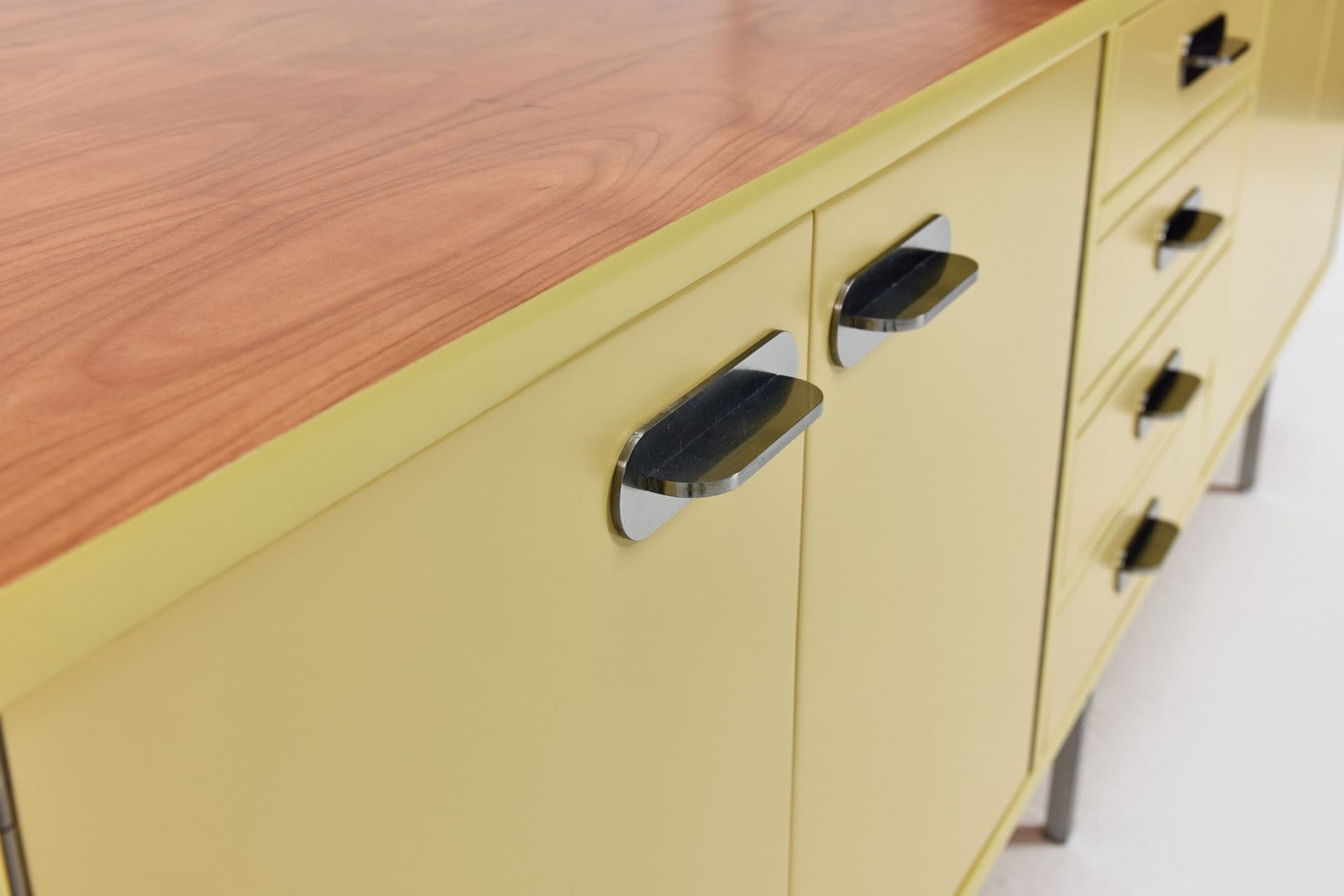 Komoda, pastelowy żółty, drewno lakierowane, stal czarna, Niemcy, lata 60. - 167918
