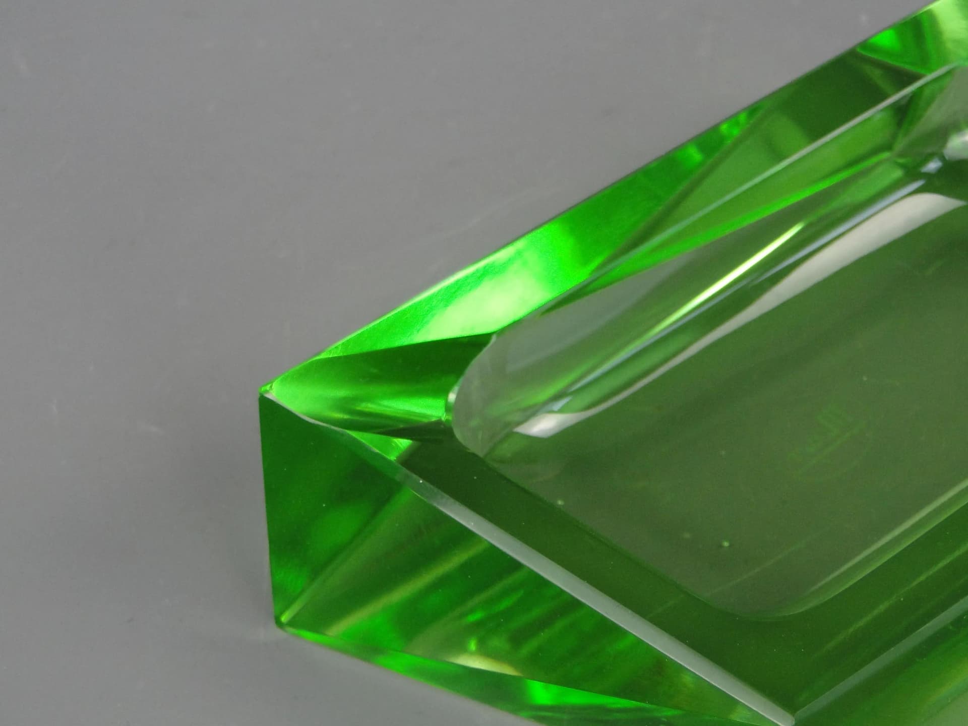 Popielniczka Art Deco, kryształ zielony, Moser, Czechy, lata 30. - 10991