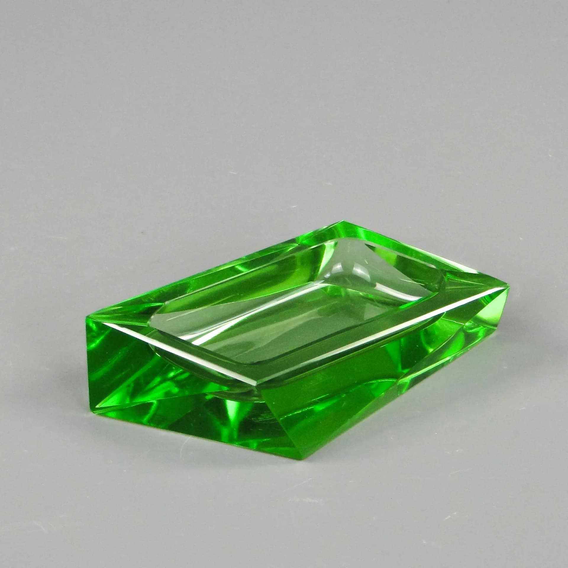 Popielniczka Art Deco, kryształ zielony, Moser, Czechy, lata 30. - 10990