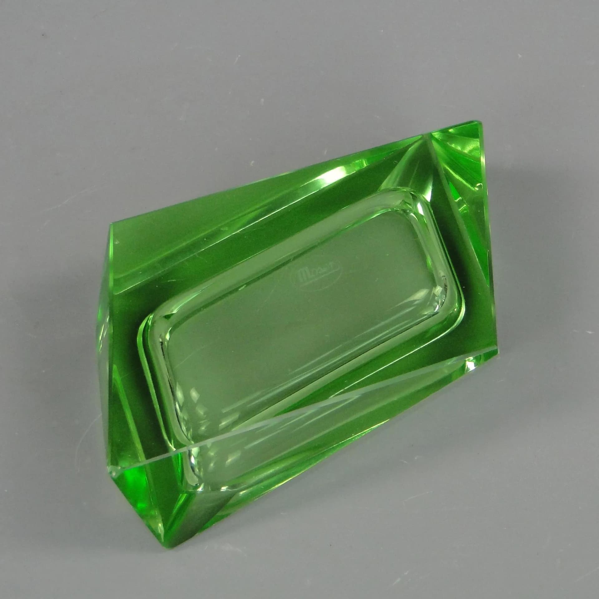 Popielniczka Art Deco, kryształ zielony, Moser, Czechy, lata 30. - 10993