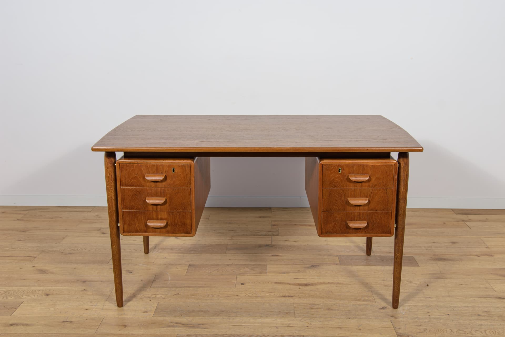 Biurko wolnostojące, dąb brązowy jasny, Dania, lata 60. - 168715