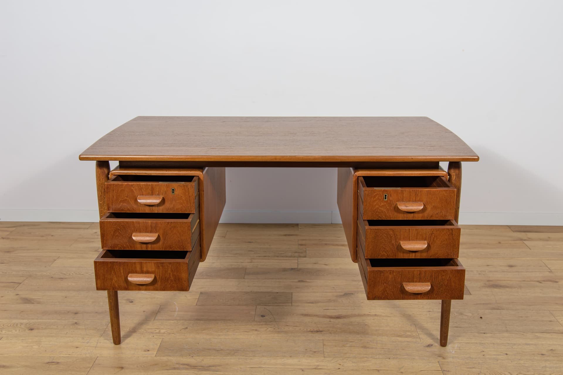 Biurko wolnostojące, dąb brązowy jasny, Dania, lata 60. - 168723