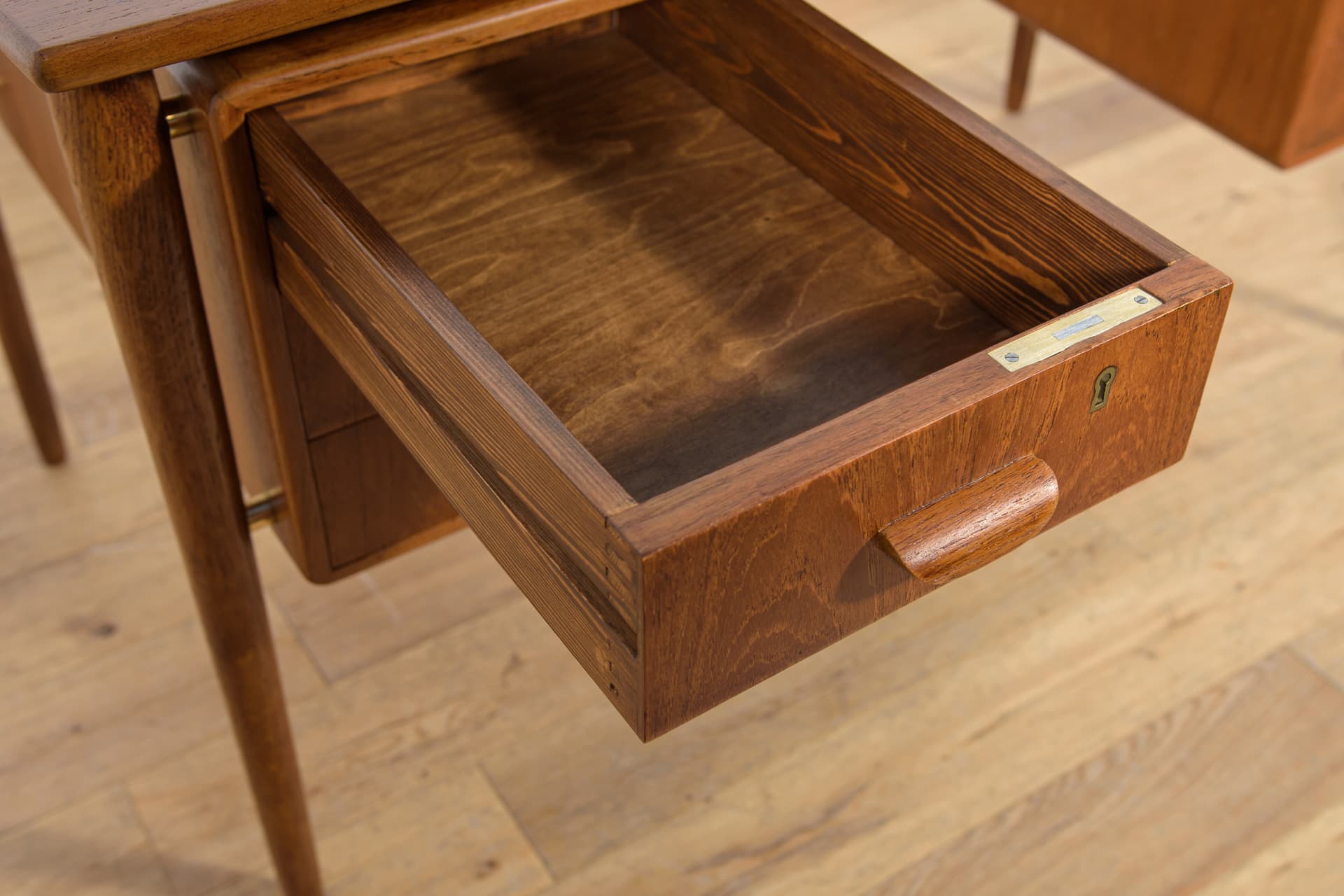 Biurko wolnostojące, dąb brązowy jasny, Dania, lata 60. - 168726