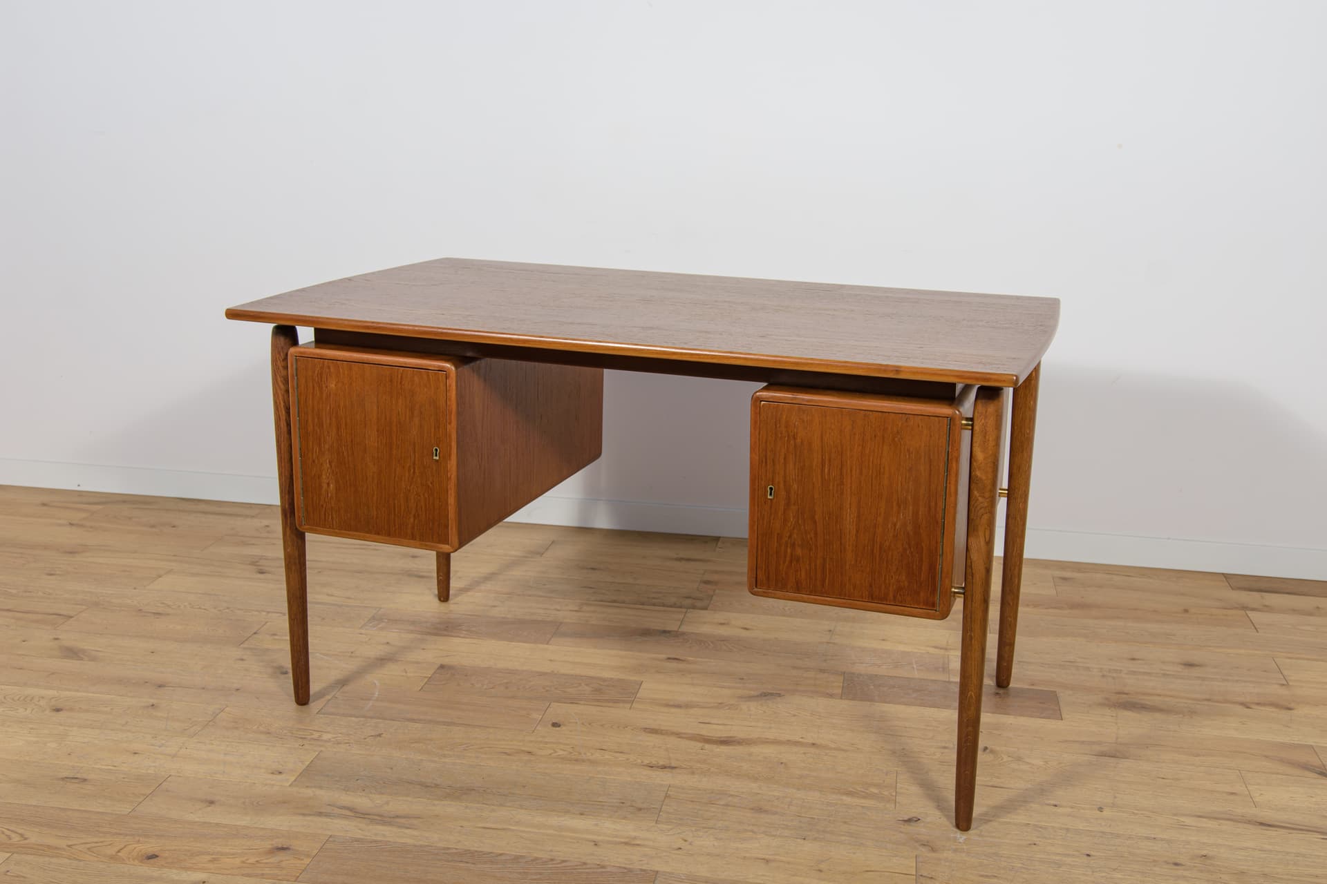 Biurko wolnostojące, dąb brązowy jasny, Dania, lata 60. - 168721